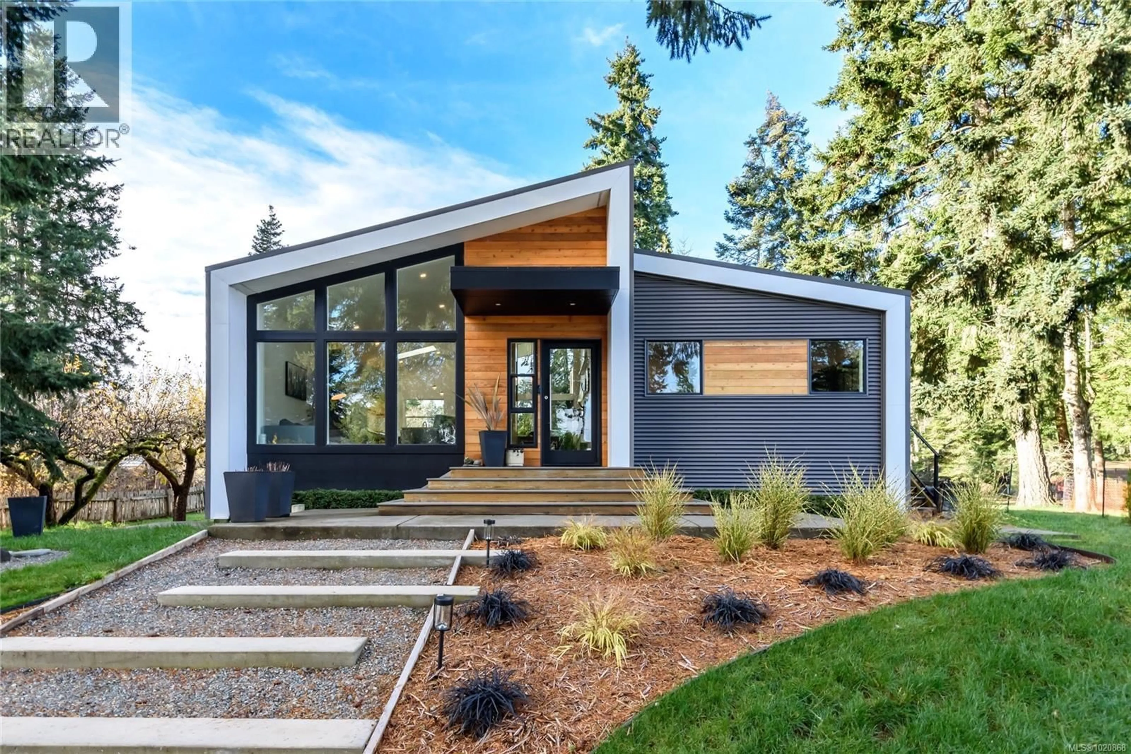 Home with vinyl exterior material, mountain view for 4137 GARTLEY POINT ROAD, Royston British Columbia V9N9T3