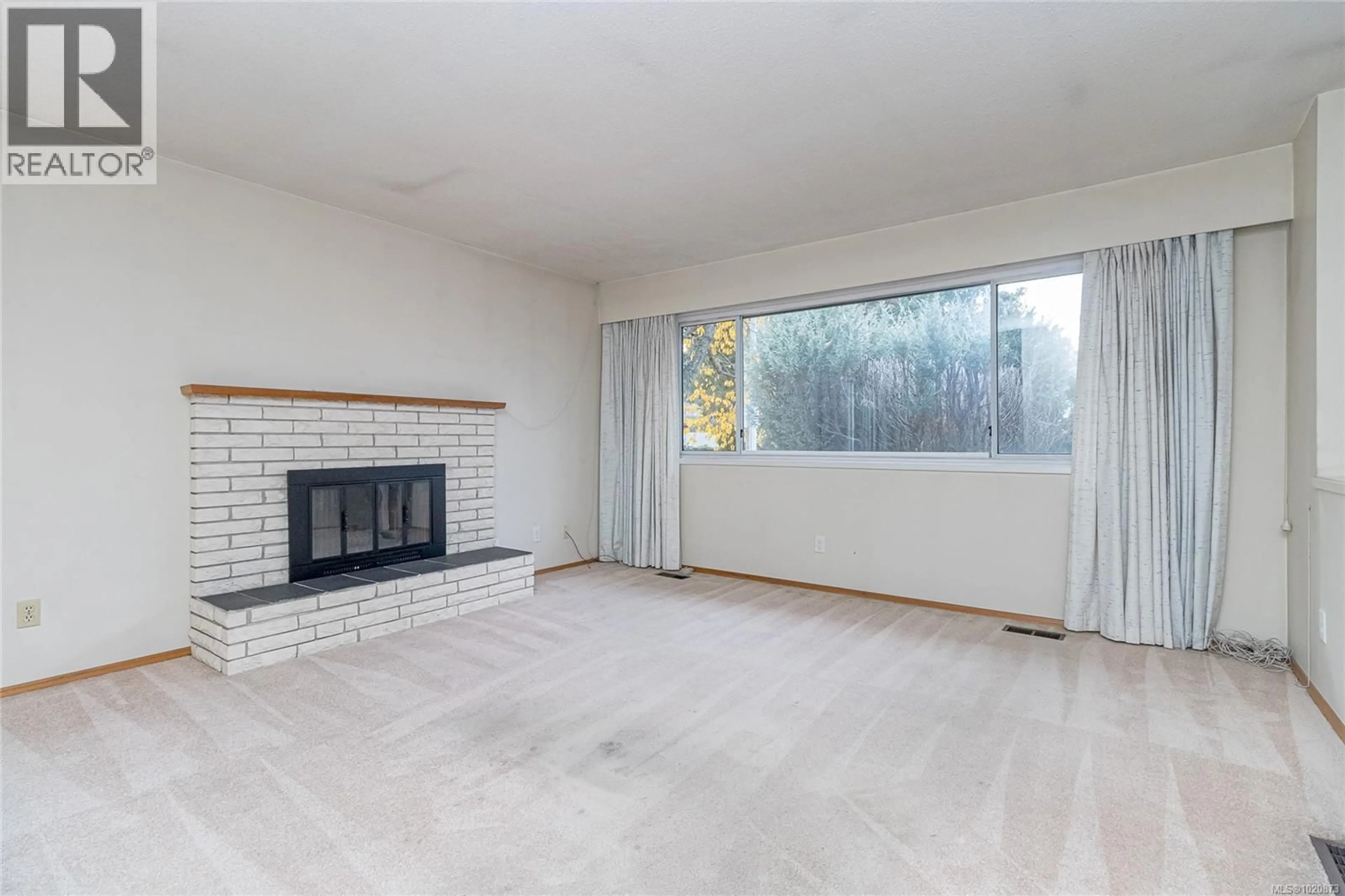 Living room with furniture, unknown for 3931 MARJEAN PLACE, Saanich British Columbia V8P3S4