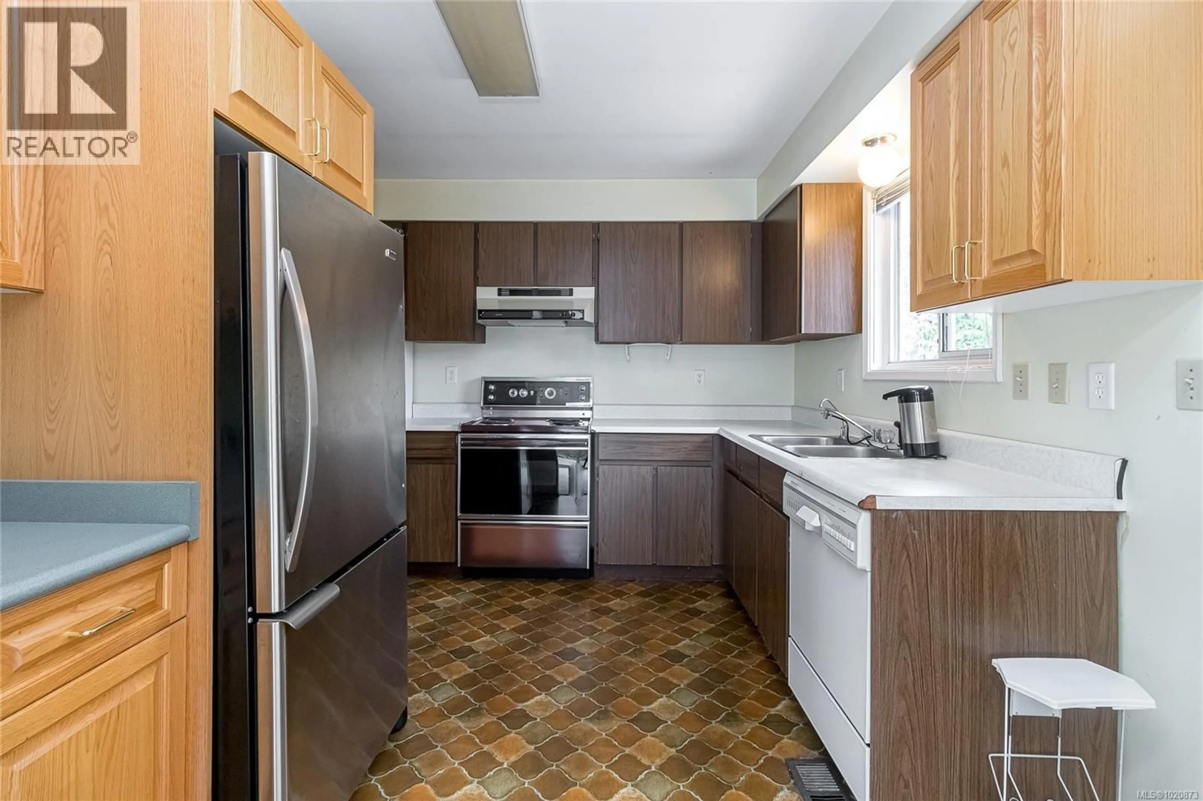 Standard kitchen, unknown for 3931 MARJEAN PLACE, Saanich British Columbia V8P3S4