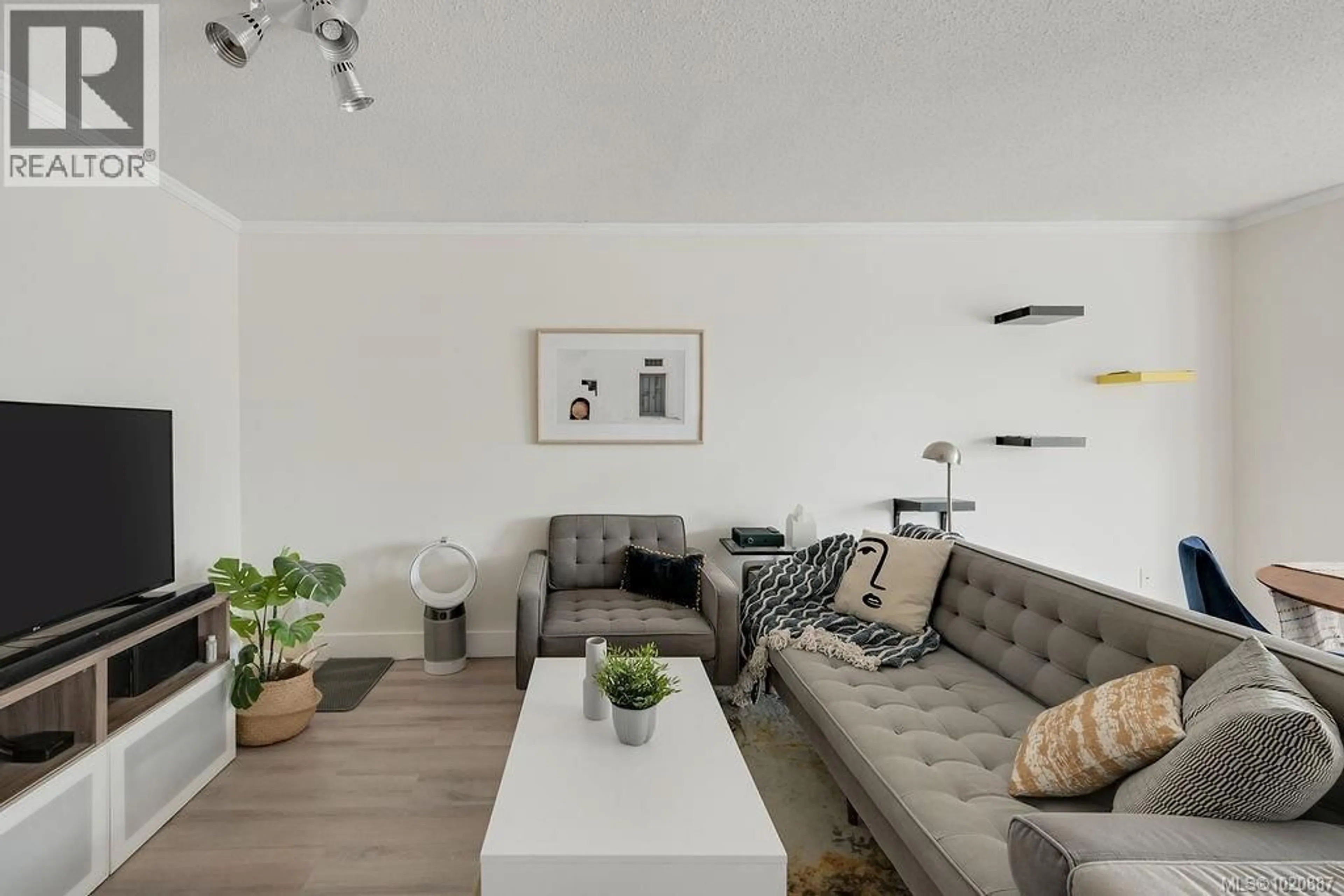 Living room with furniture, unknown for 409 - 1201 HILLSIDE AVENUE, Victoria British Columbia V8T2B1