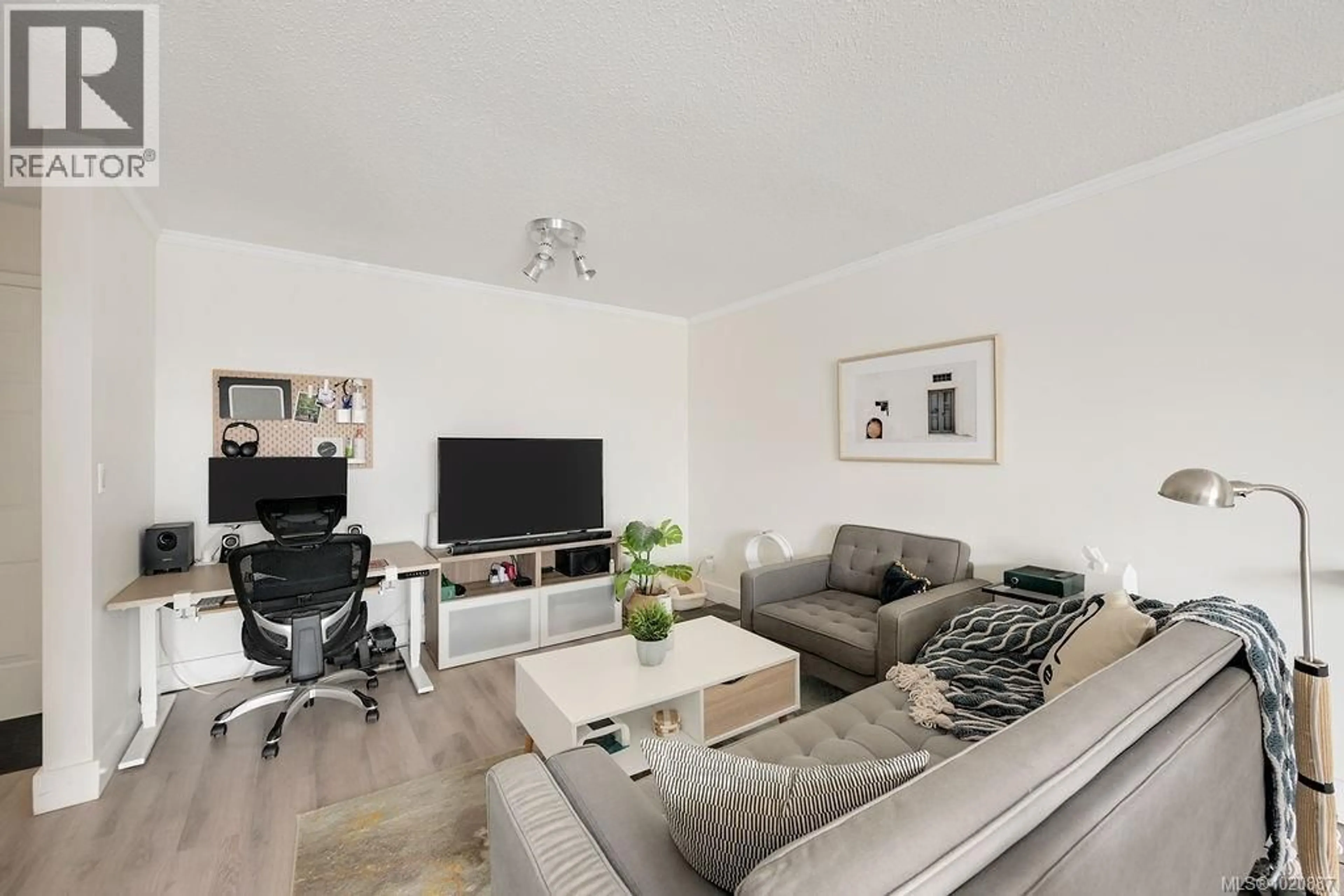 Living room with furniture, wood/laminate floor for 409 - 1201 HILLSIDE AVENUE, Victoria British Columbia V8T2B1