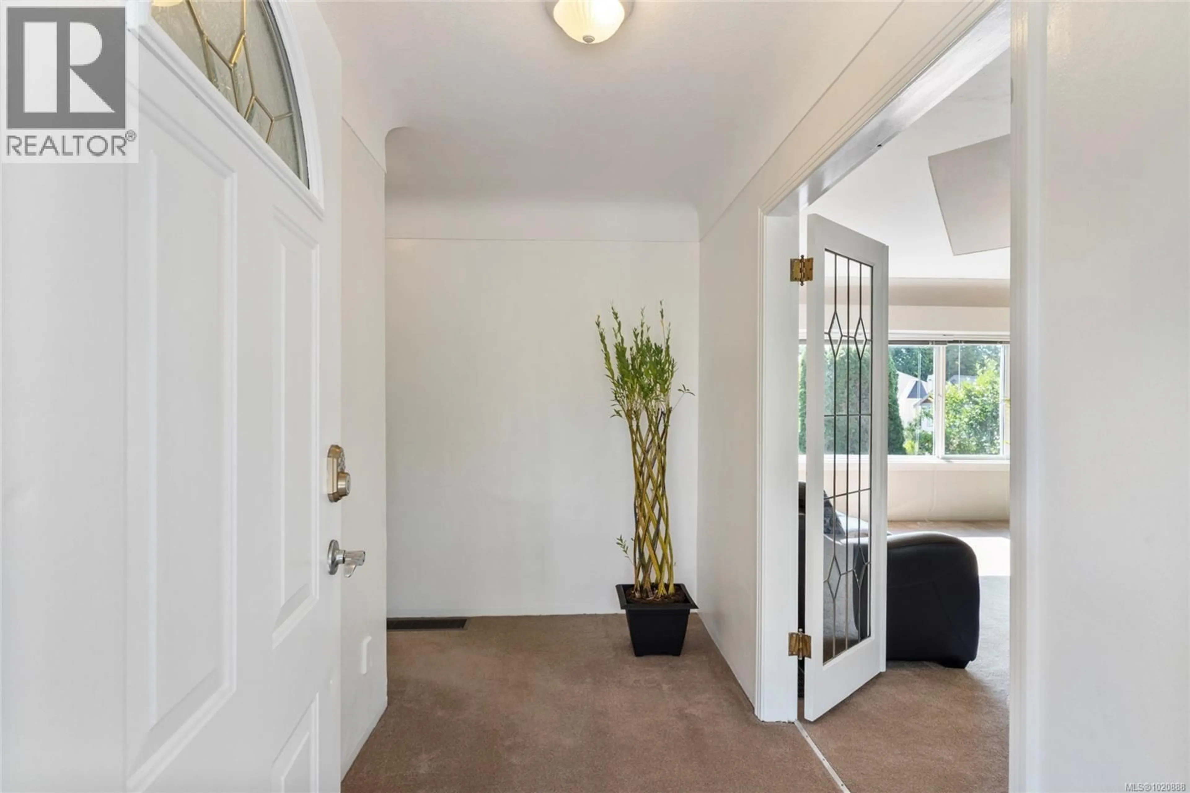 Indoor entryway for 3944 CEDAR HILL CROSS ROAD, Saanich British Columbia V8P2N6