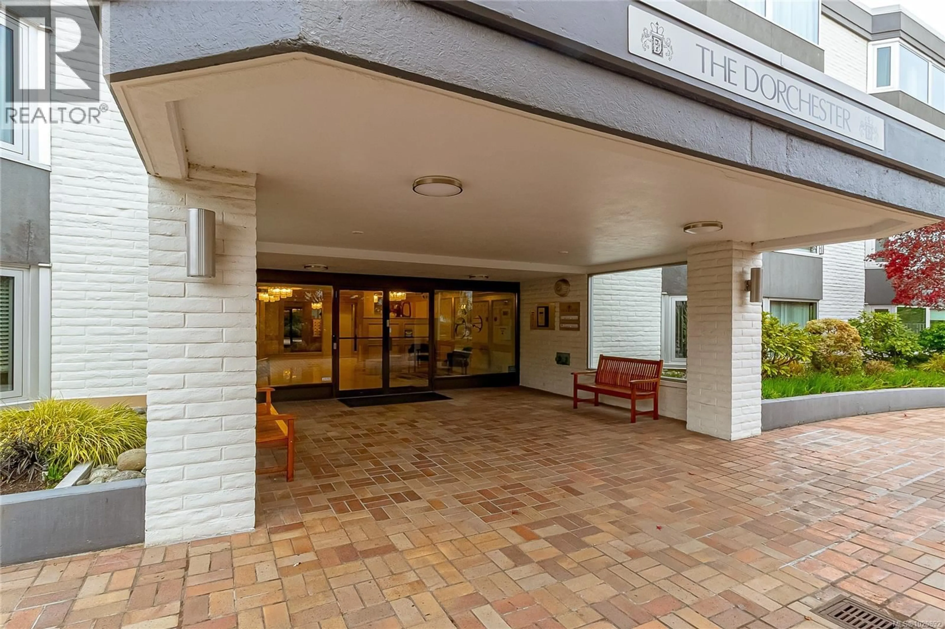 Indoor foyer for 305 - 1370 BEACH DRIVE, Oak Bay British Columbia V8S2N6