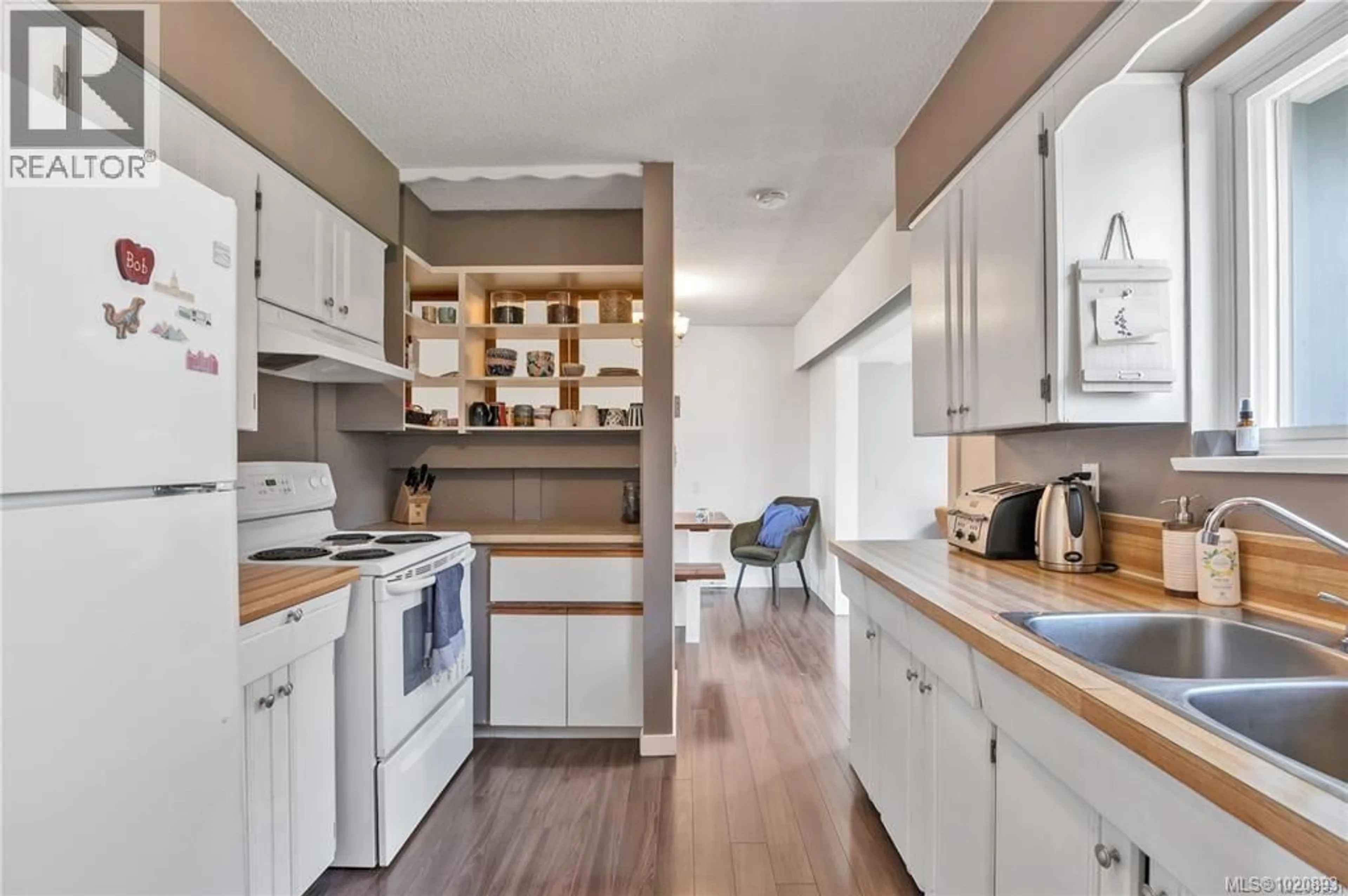 Open concept kitchen, wood/laminate floor for 688 GLENALAN ROAD, Campbell River British Columbia V9W5S3