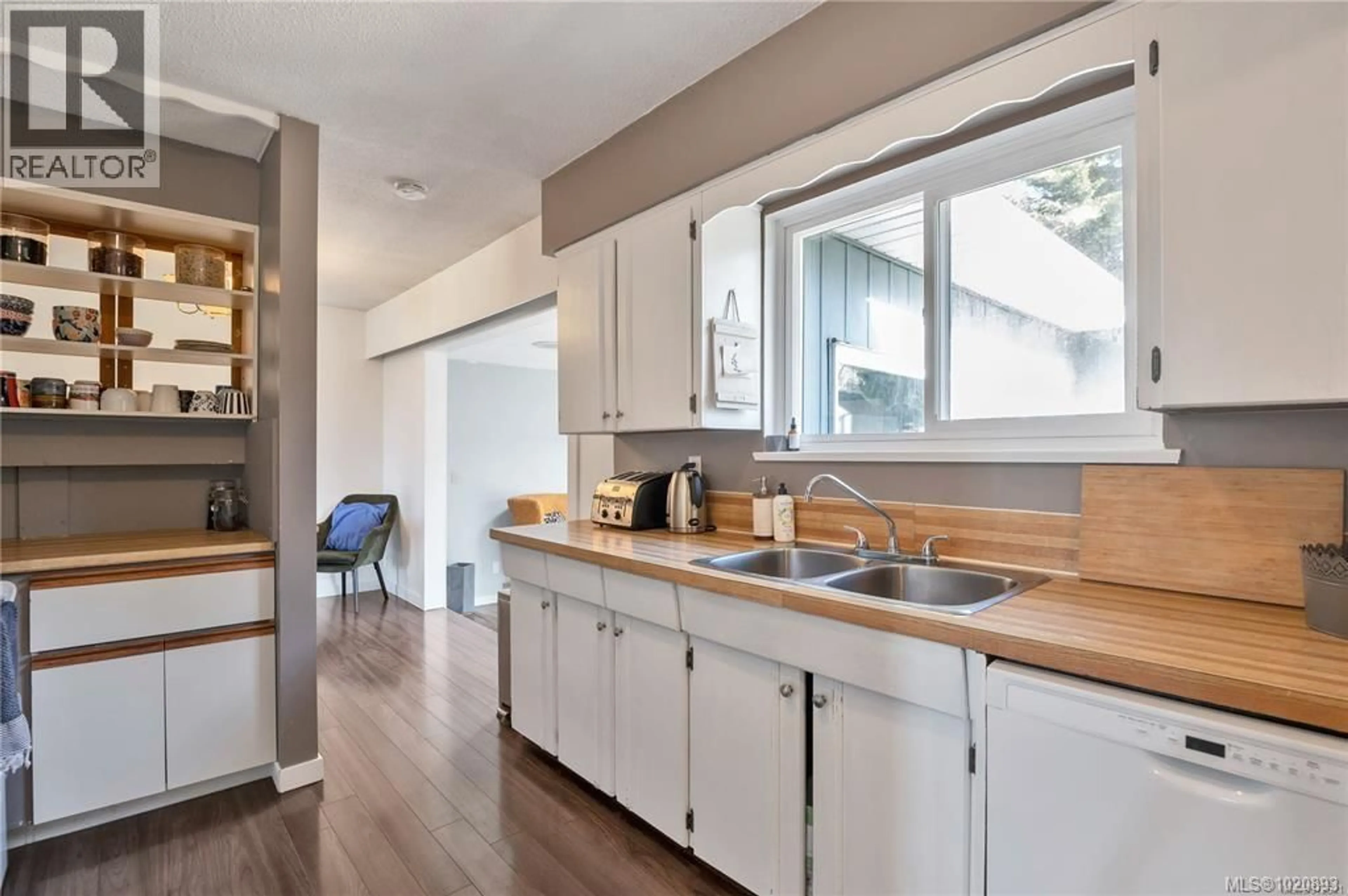 Open concept kitchen, wood/laminate floor for 688 GLENALAN ROAD, Campbell River British Columbia V9W5S3