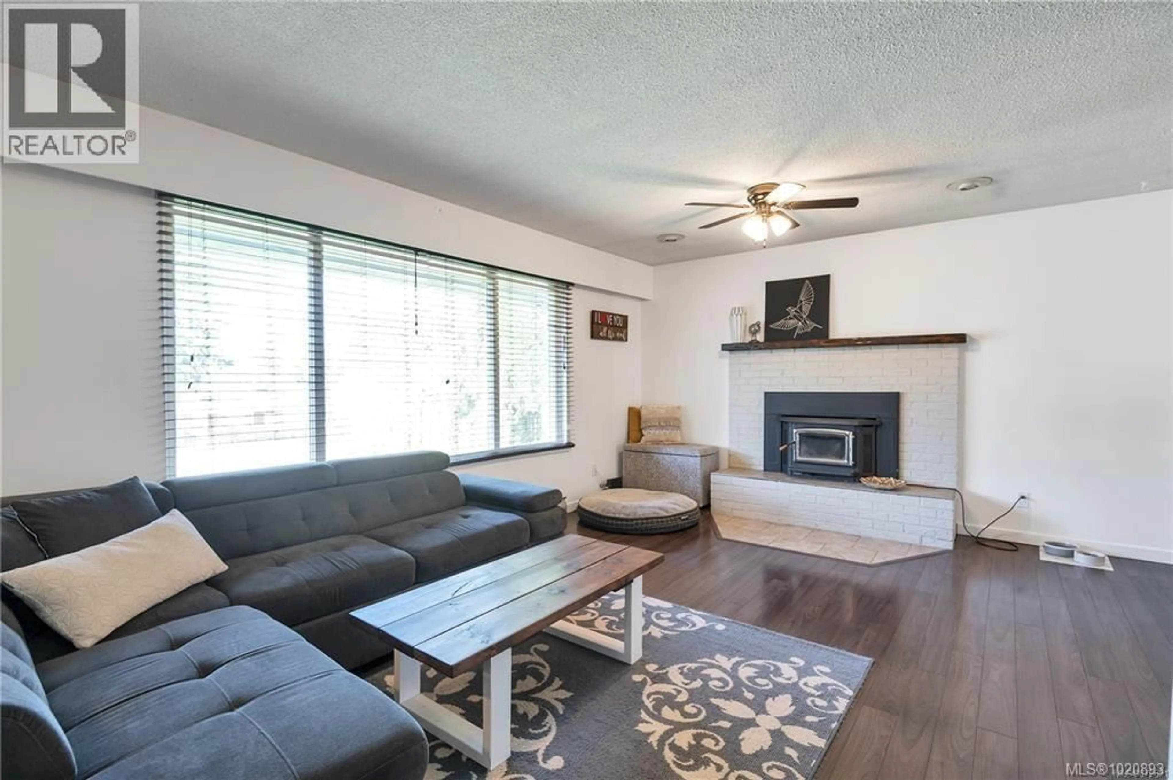Living room with furniture, wood/laminate floor for 688 GLENALAN ROAD, Campbell River British Columbia V9W5S3