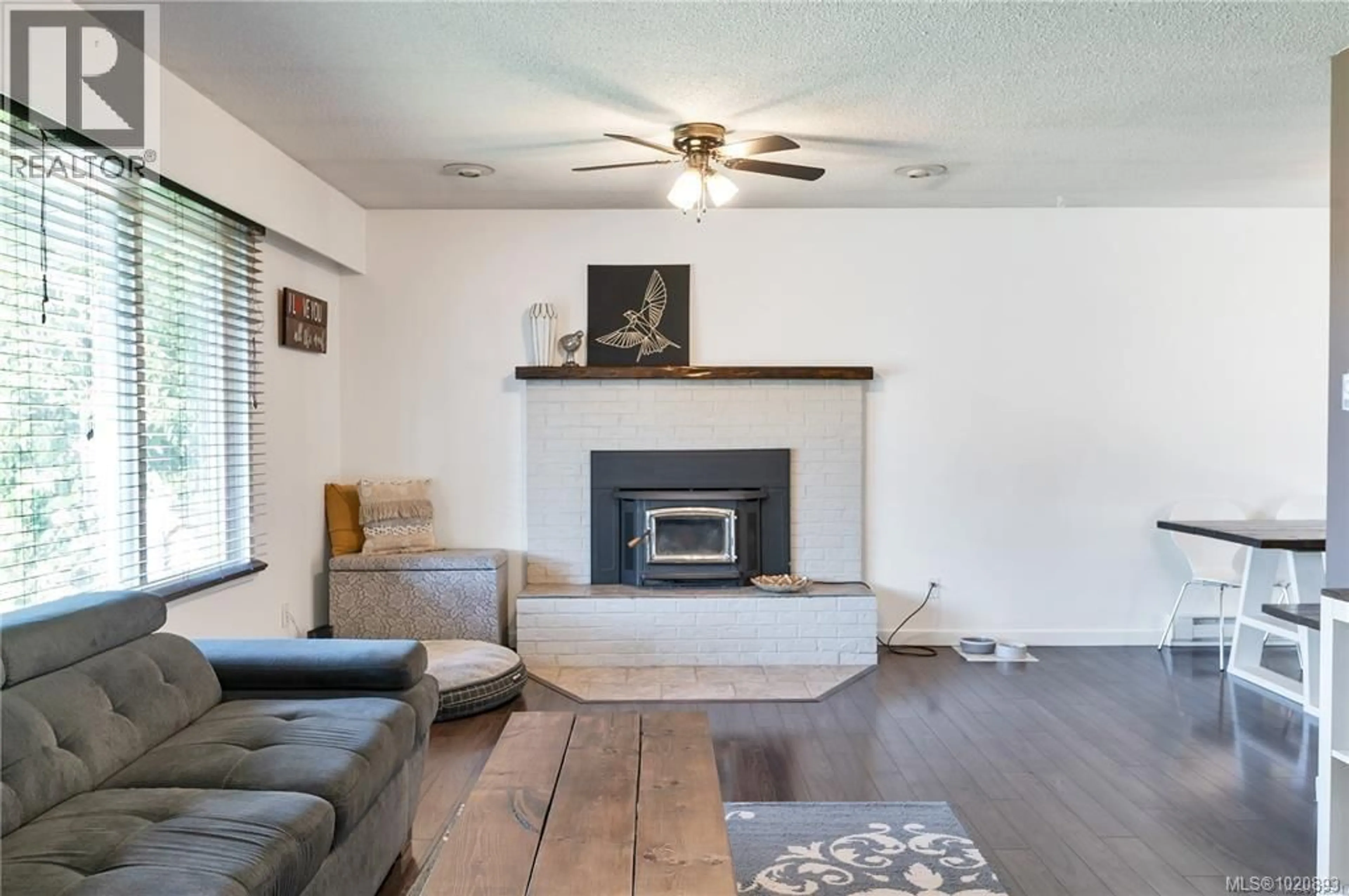 Living room with furniture, wood/laminate floor for 688 GLENALAN ROAD, Campbell River British Columbia V9W5S3