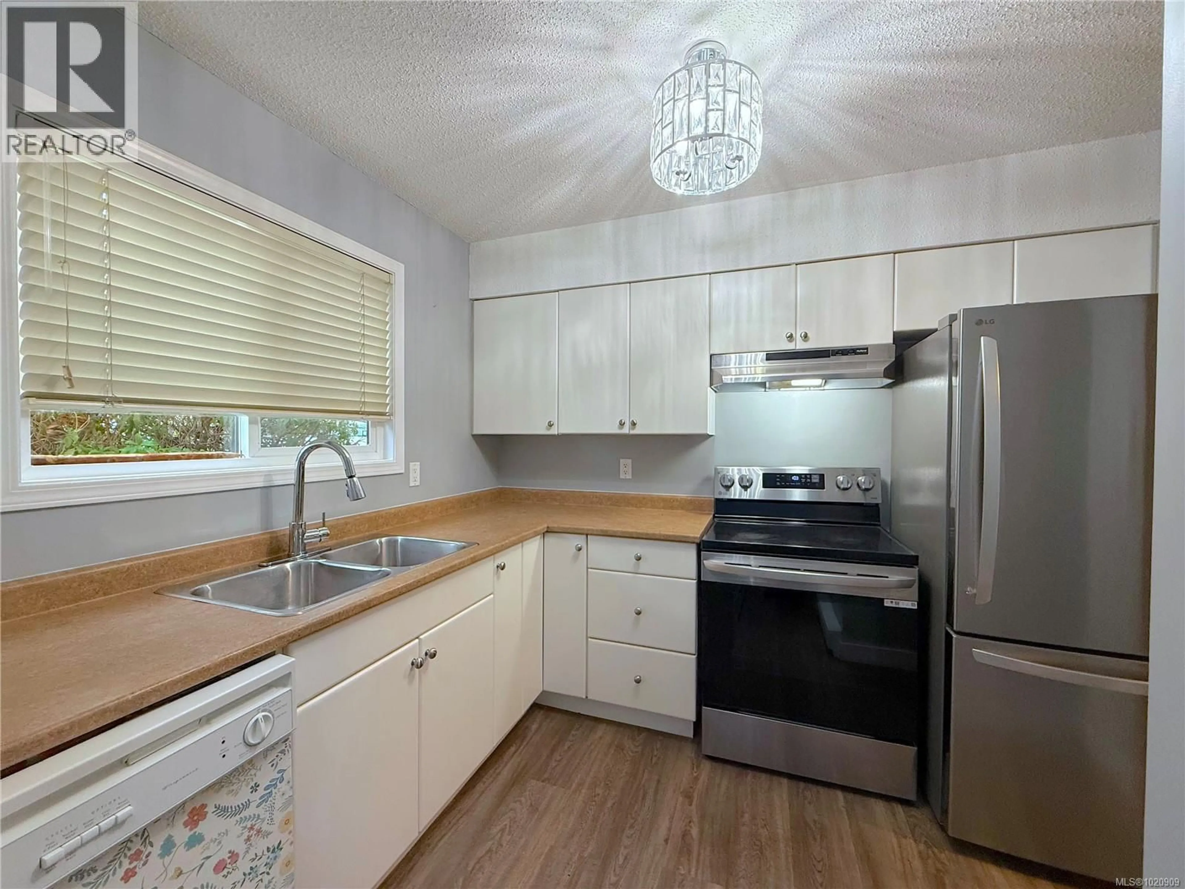 Standard kitchen, wood/laminate floor for 106 - 824 ISLAND HIGHWAY SOUTH, Campbell River British Columbia V9W1A8