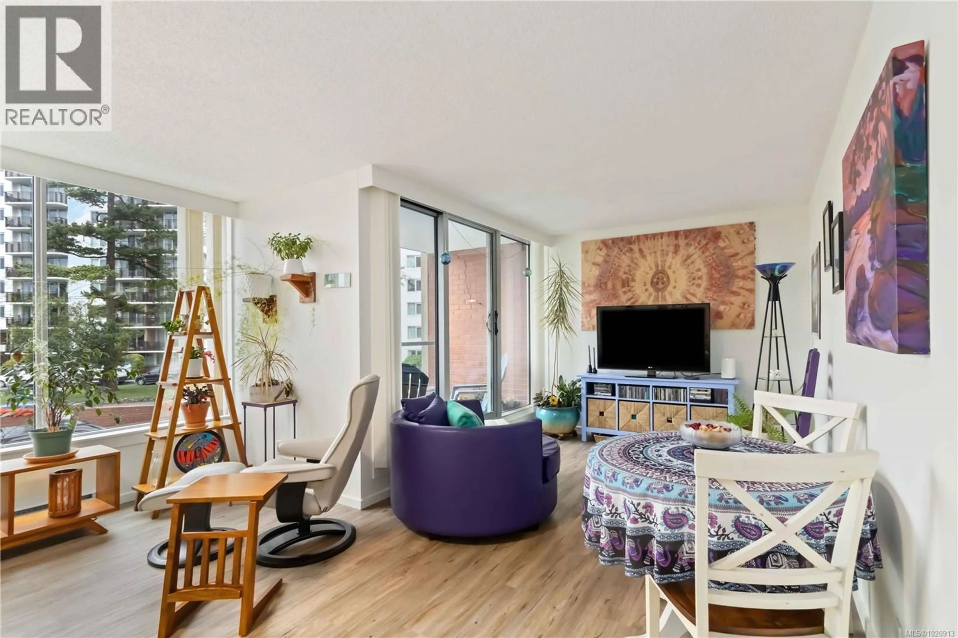 Living room with furniture, unknown for 206 - 327 MAITLAND STREET, Victoria British Columbia V9A7G7