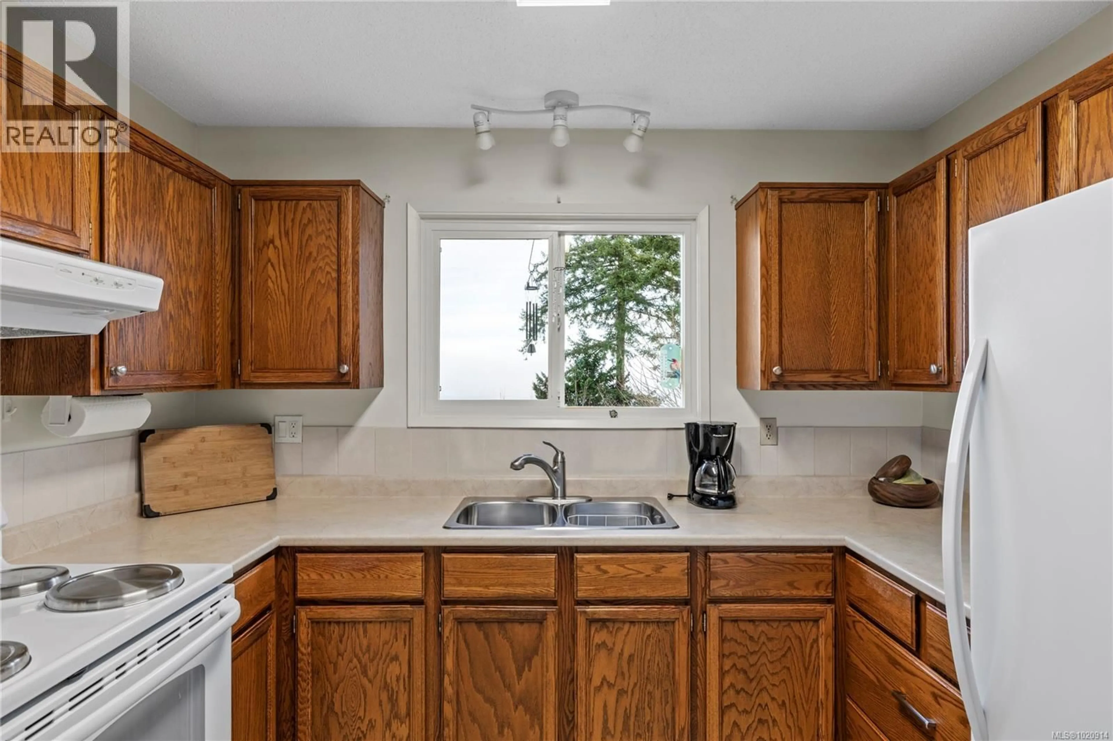 Standard kitchen, ceramic/tile floor for 4712 LAGUNA WAY, Nanaimo British Columbia V9T5C3