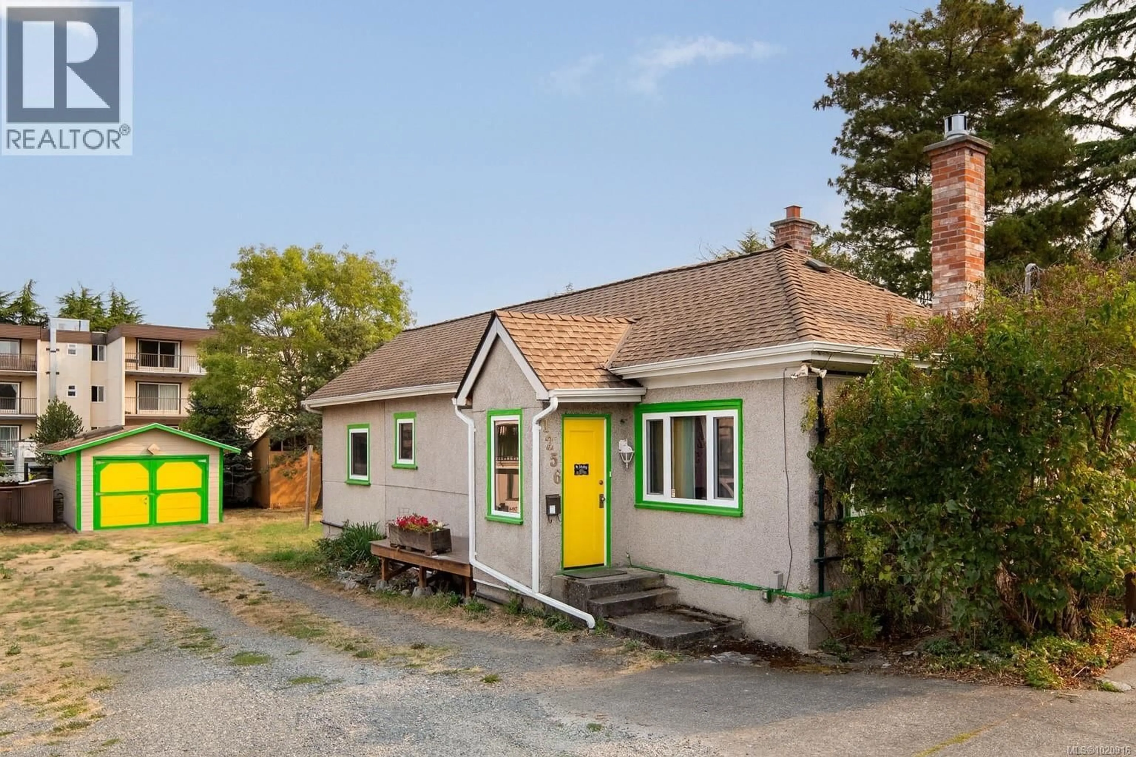 A pic from outside/outdoor area/front of a property/back of a property/a pic from drone, street for 1256 WALNUT STREET, Victoria British Columbia V8T1N6