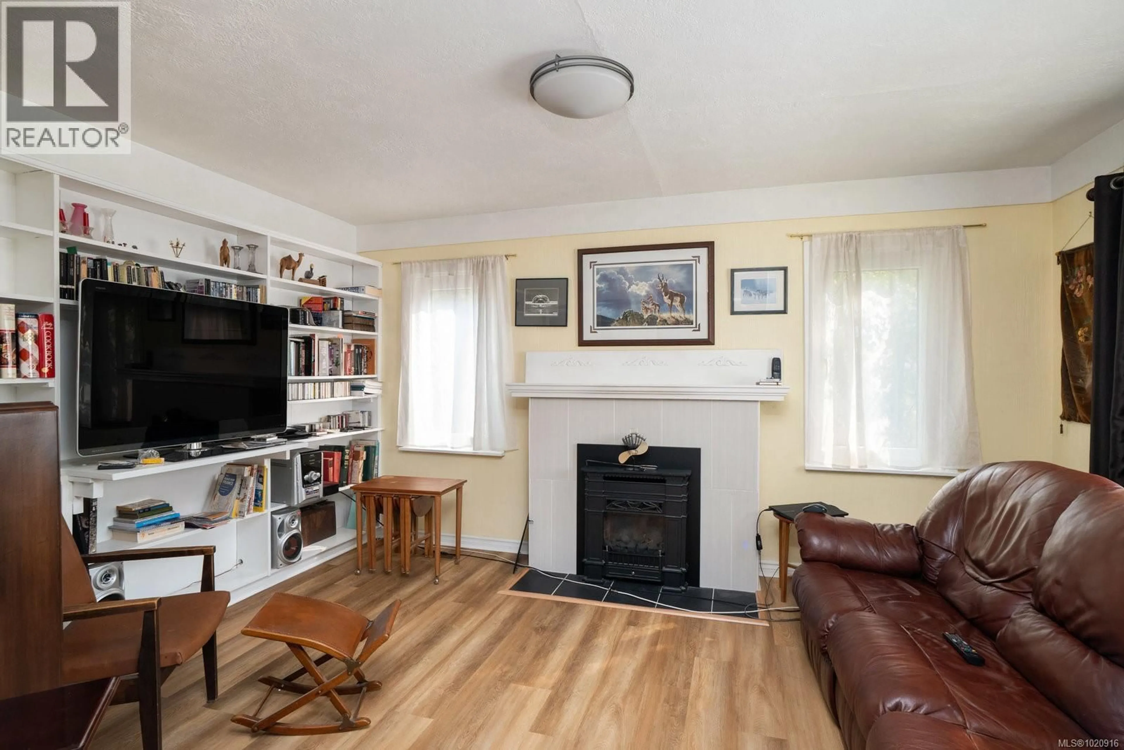 Living room with furniture, wood/laminate floor for 1256 WALNUT STREET, Victoria British Columbia V8T1N6