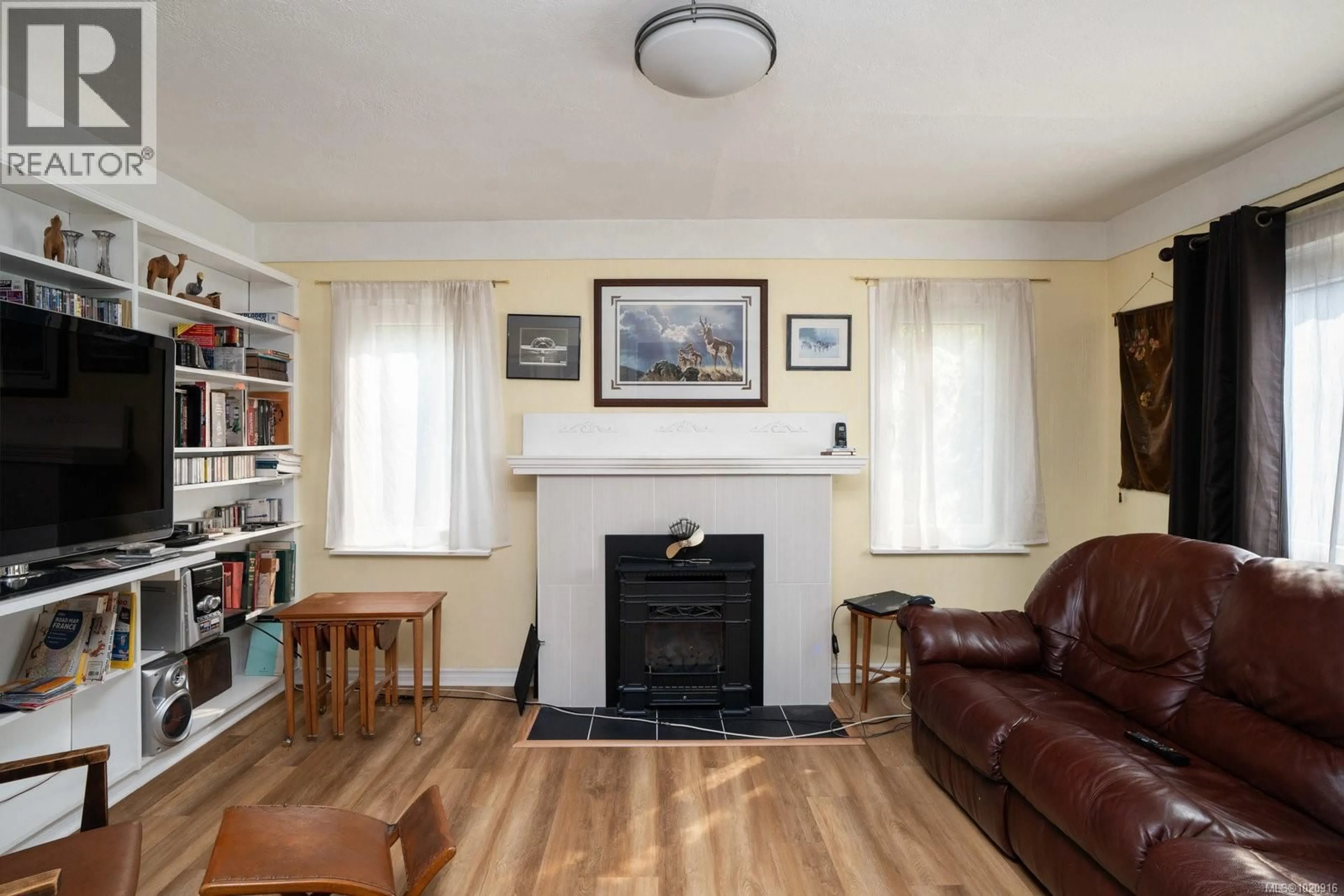 Living room with furniture, wood/laminate floor for 1256 WALNUT STREET, Victoria British Columbia V8T1N6