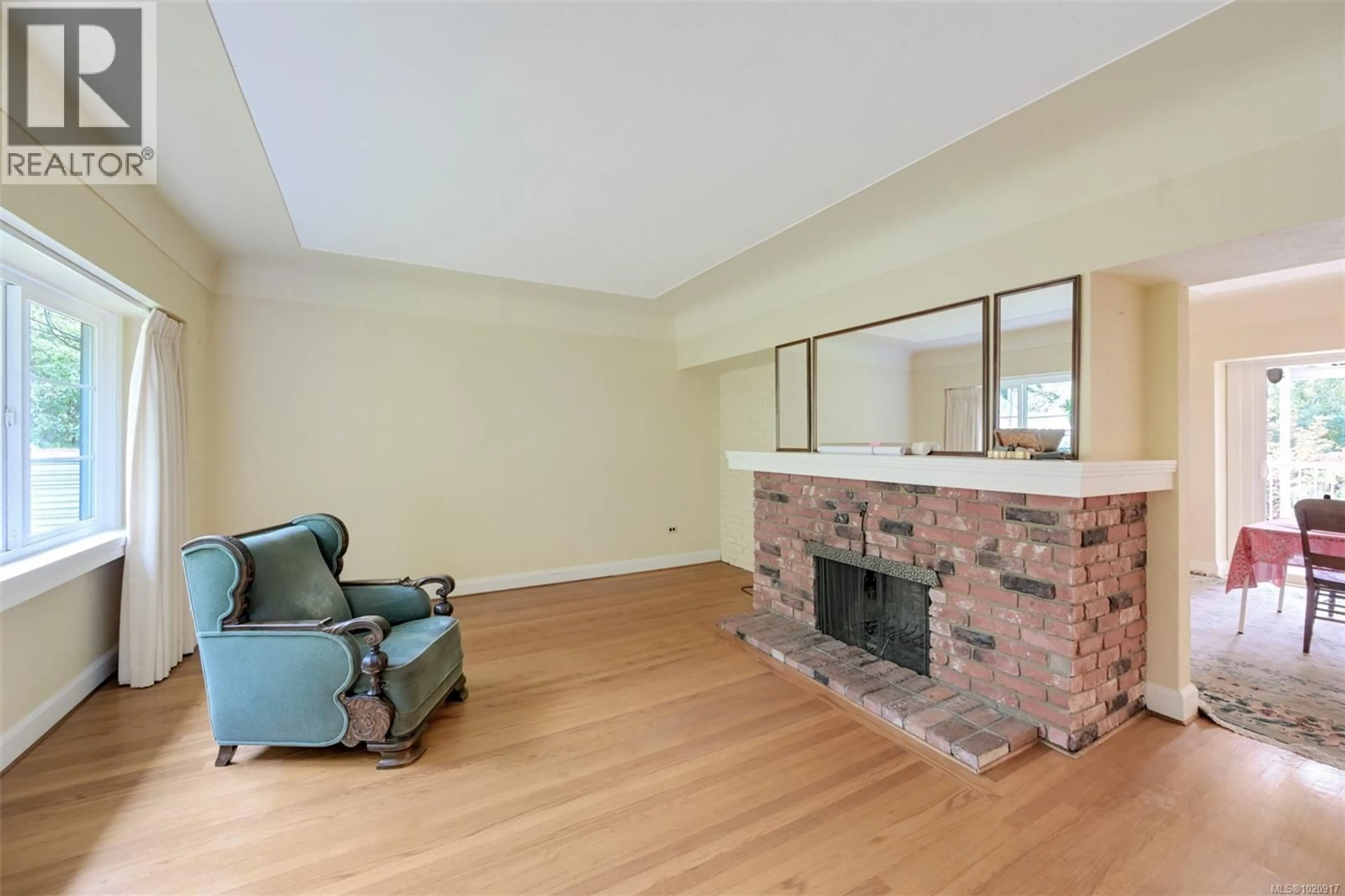 Living room with furniture, unknown for 2587 MACDONALD DRIVE WEST, Saanich British Columbia V8N1X7