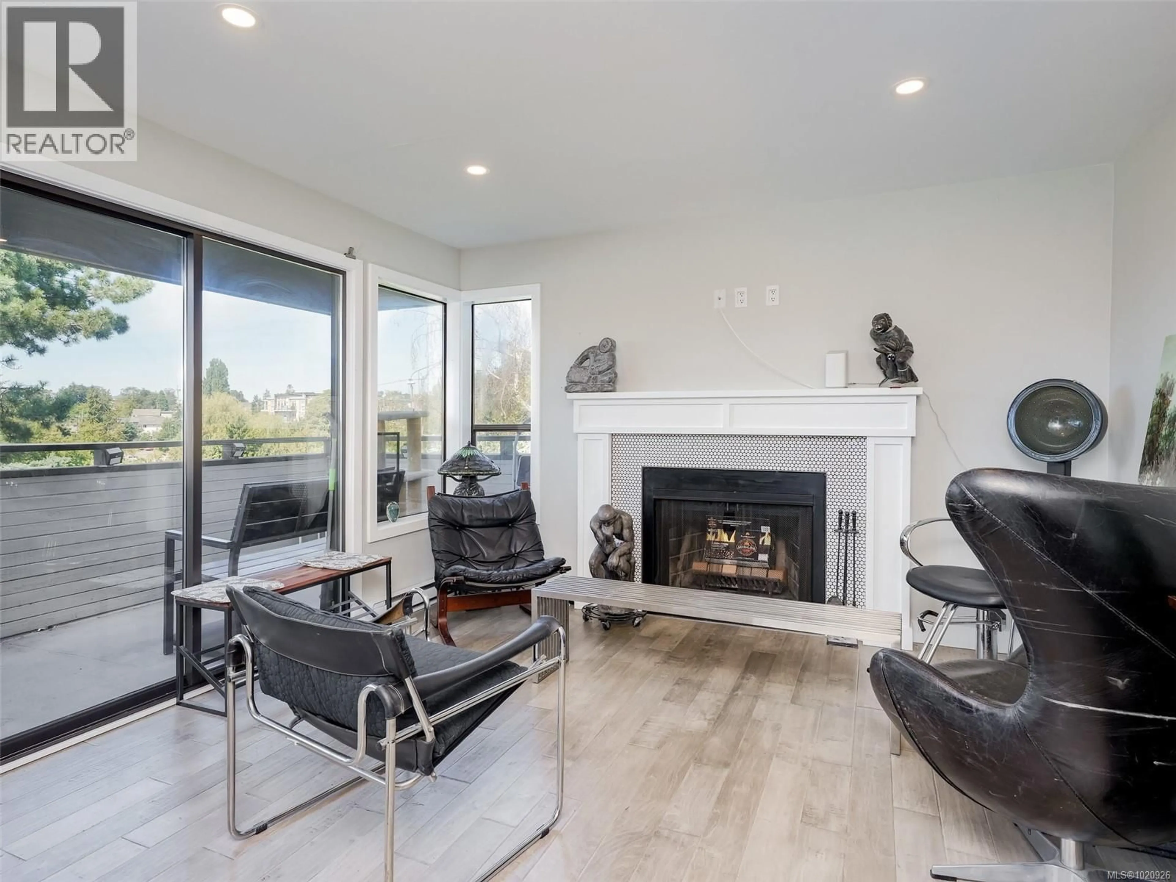 Living room with furniture, unknown for 401 - 3274 GLASGOW AVENUE, Saanich British Columbia V8X1M2