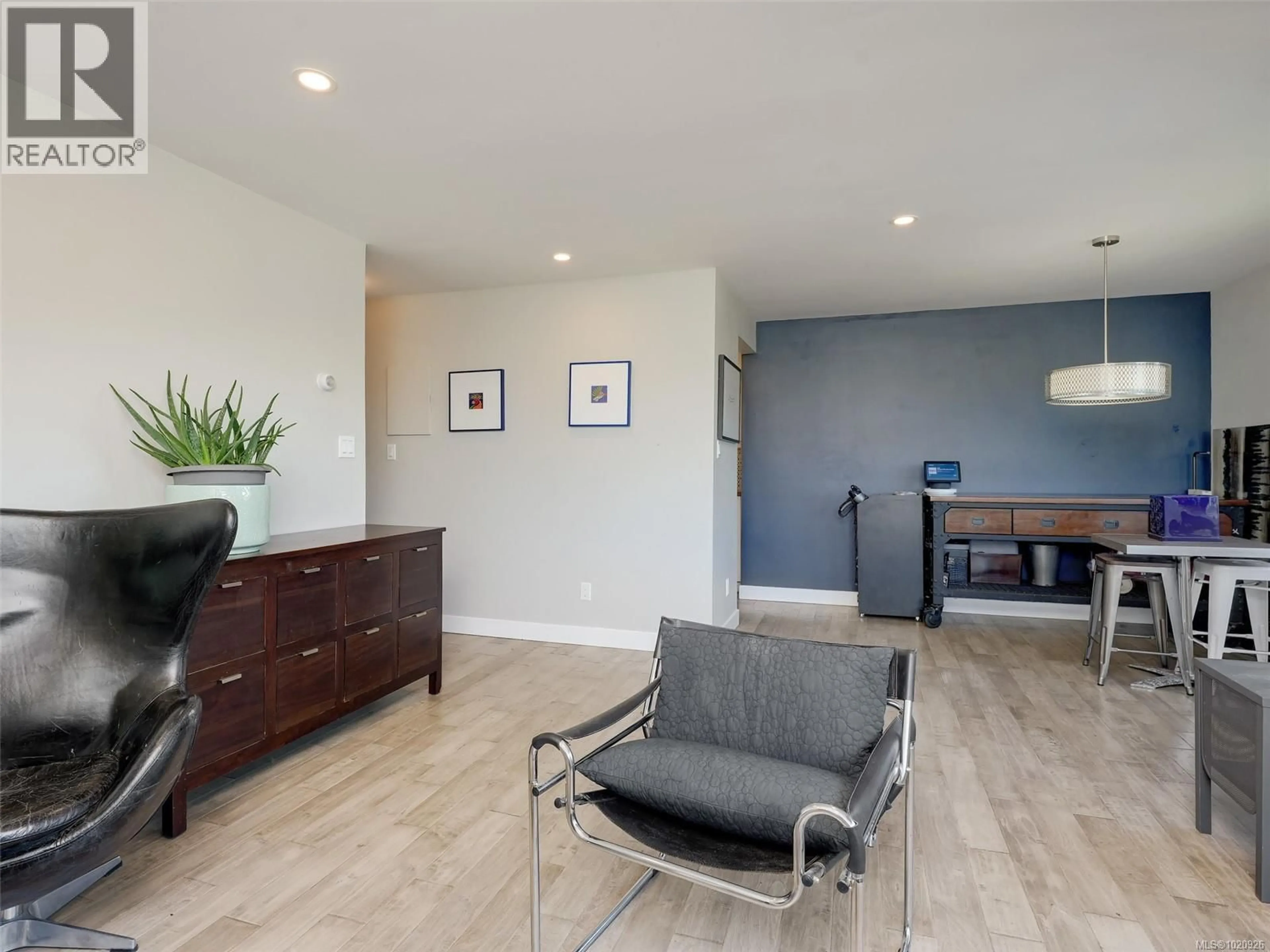 Living room with furniture, wood/laminate floor for 401 - 3274 GLASGOW AVENUE, Saanich British Columbia V8X1M2