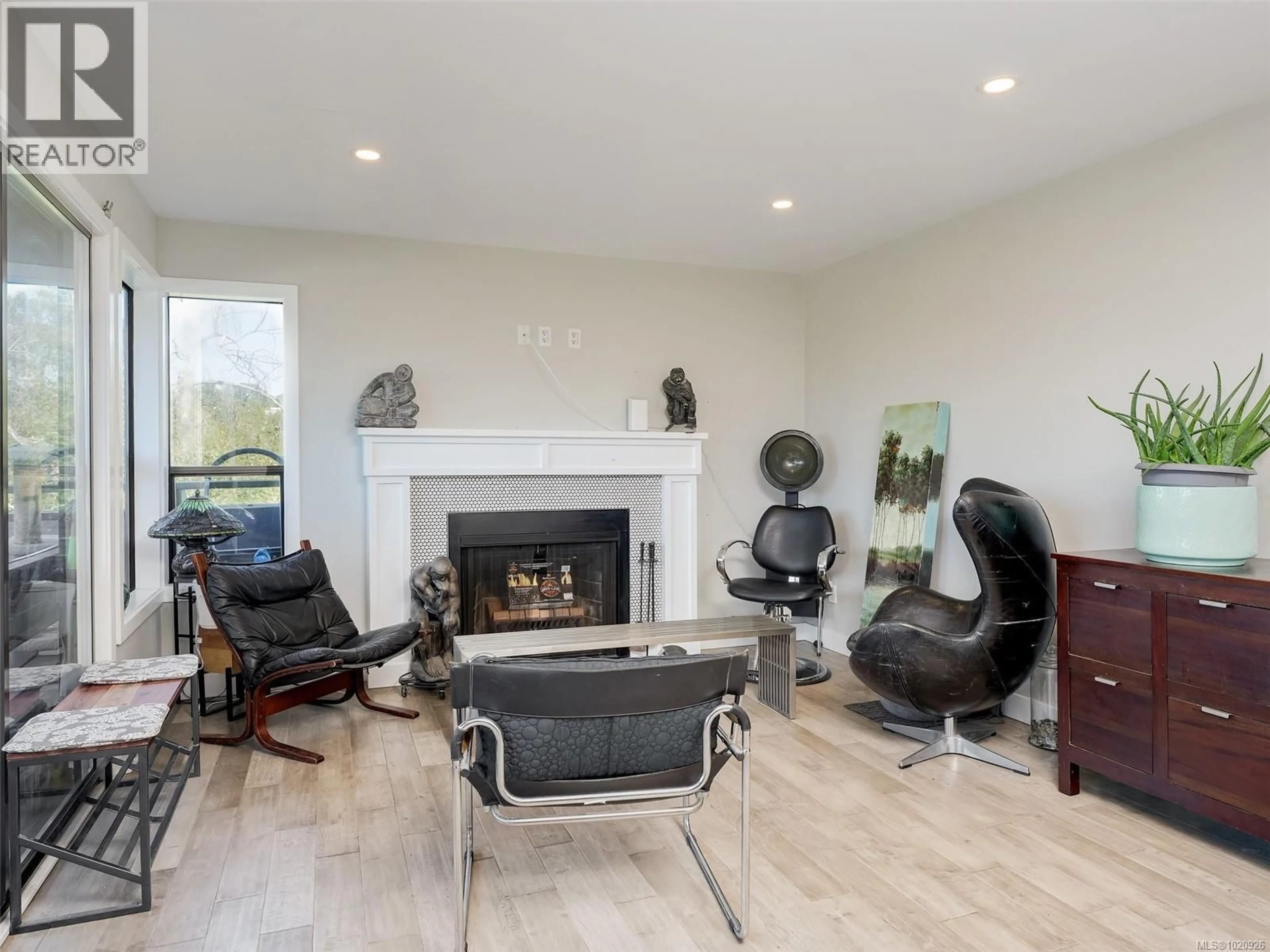 Living room with furniture, wood/laminate floor for 401 - 3274 GLASGOW AVENUE, Saanich British Columbia V8X1M2