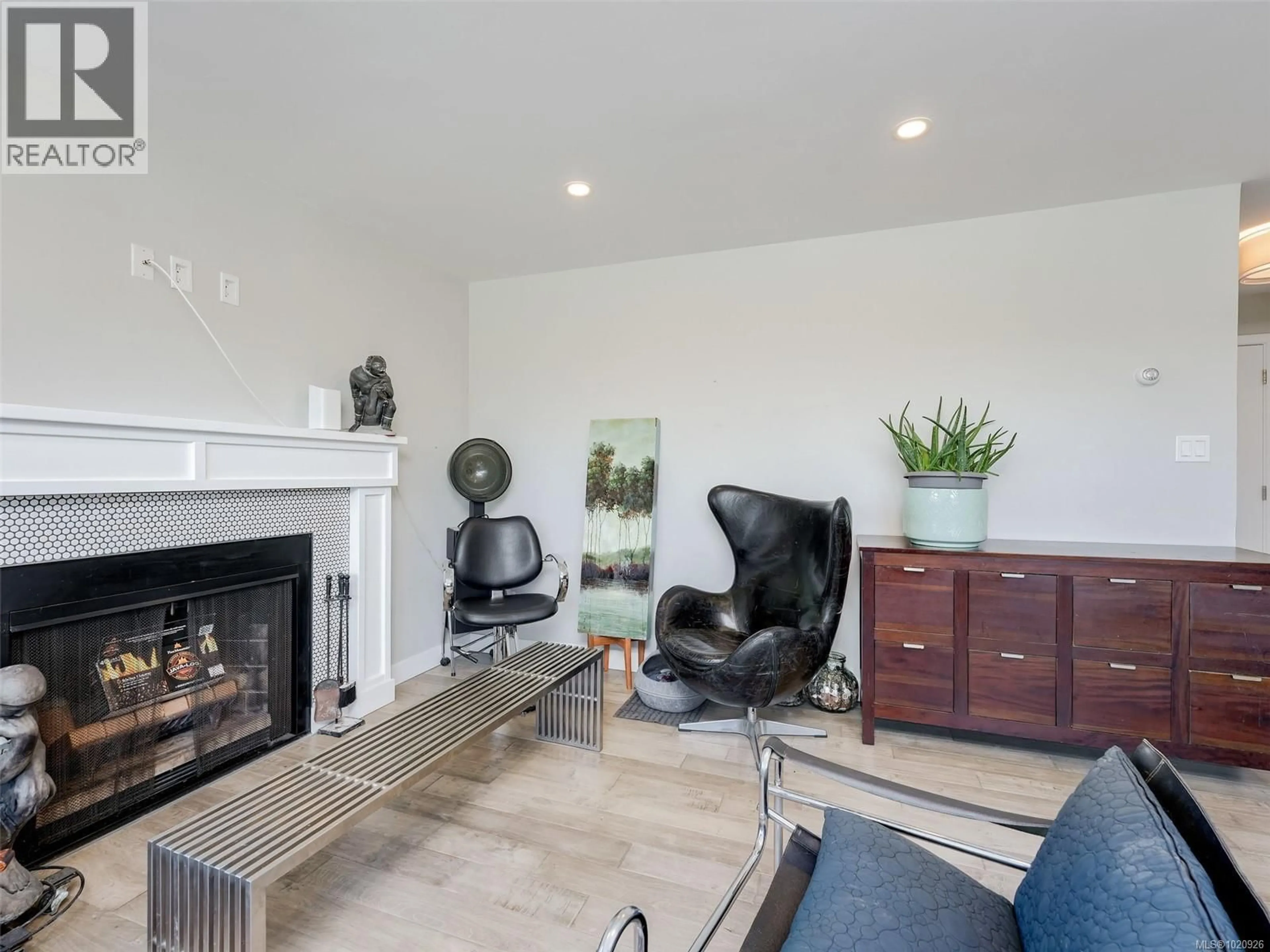 Living room with furniture, unknown for 401 - 3274 GLASGOW AVENUE, Saanich British Columbia V8X1M2