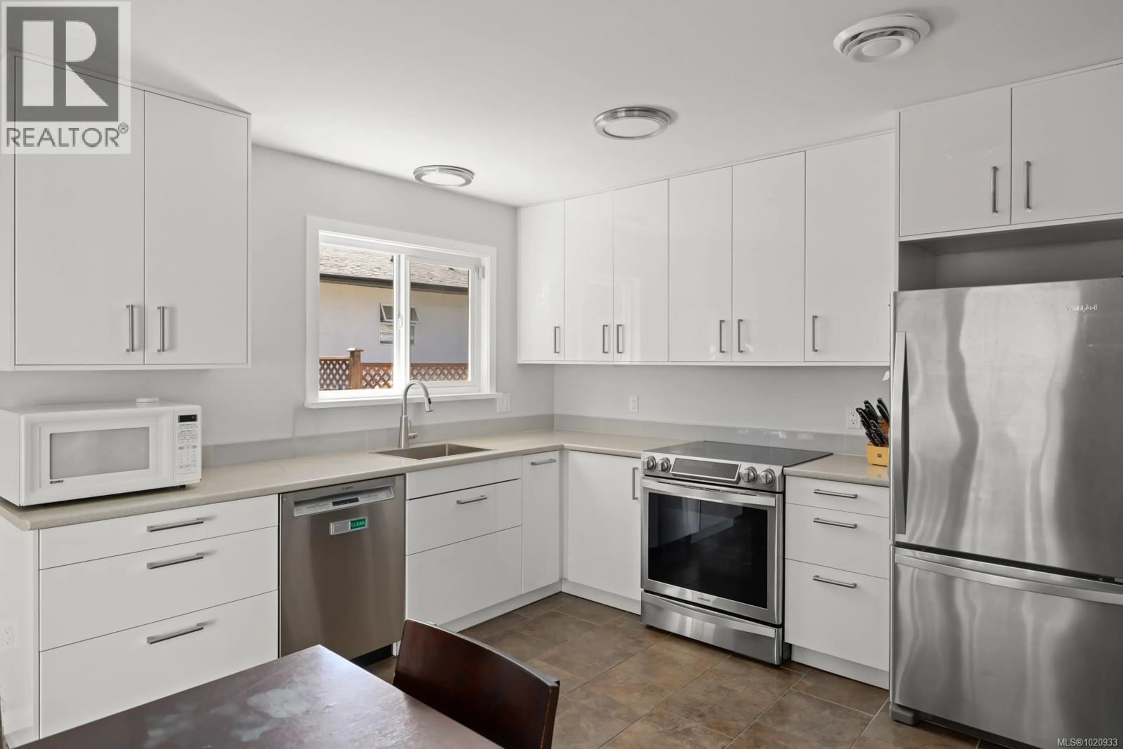 Standard kitchen, ceramic/tile floor for 2889 MAURICE LANE, Langford British Columbia V9B5L5