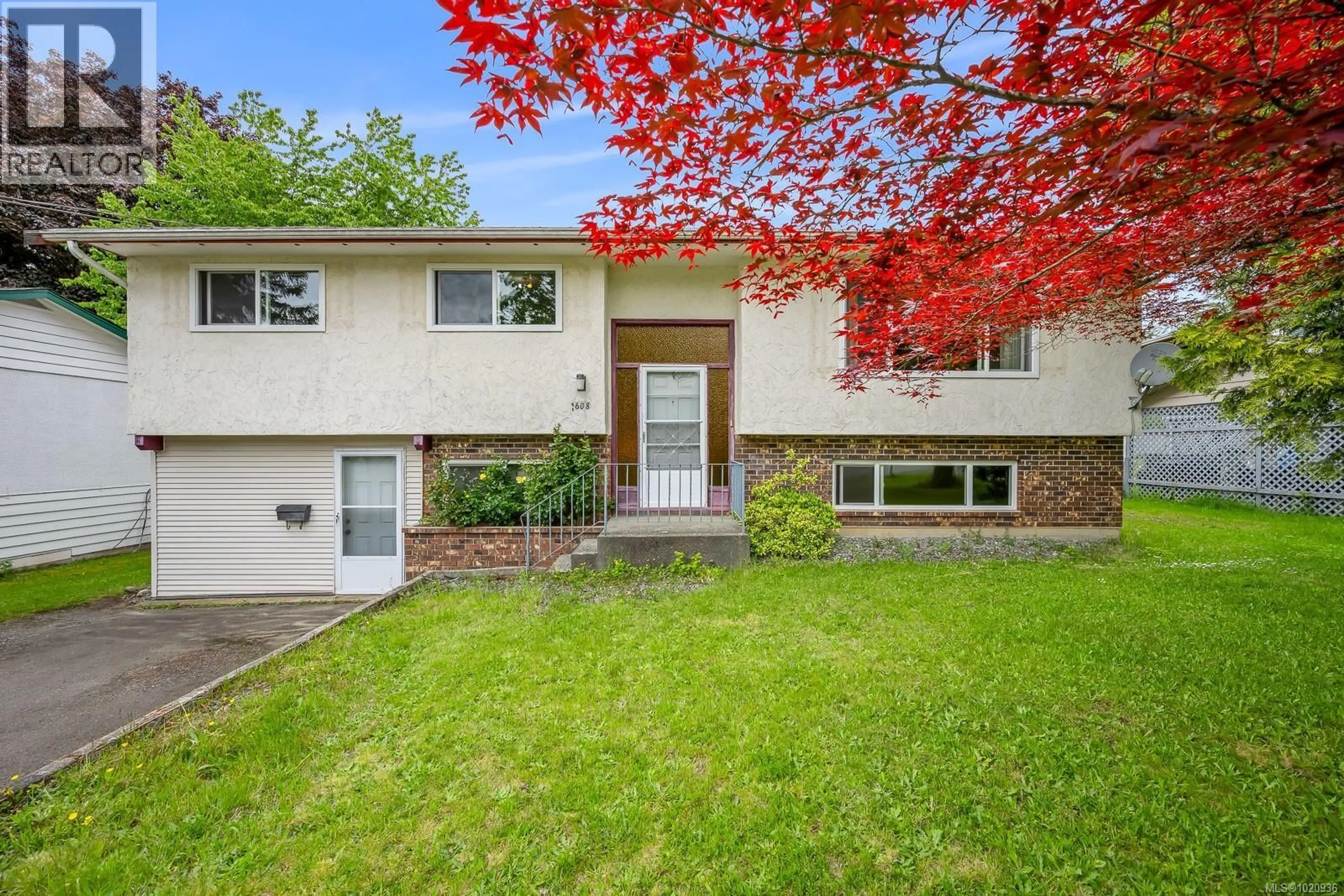 Home with vinyl exterior material, street for 1608 MCLAUCHLIN AVENUE, Courtenay British Columbia B9N3V8