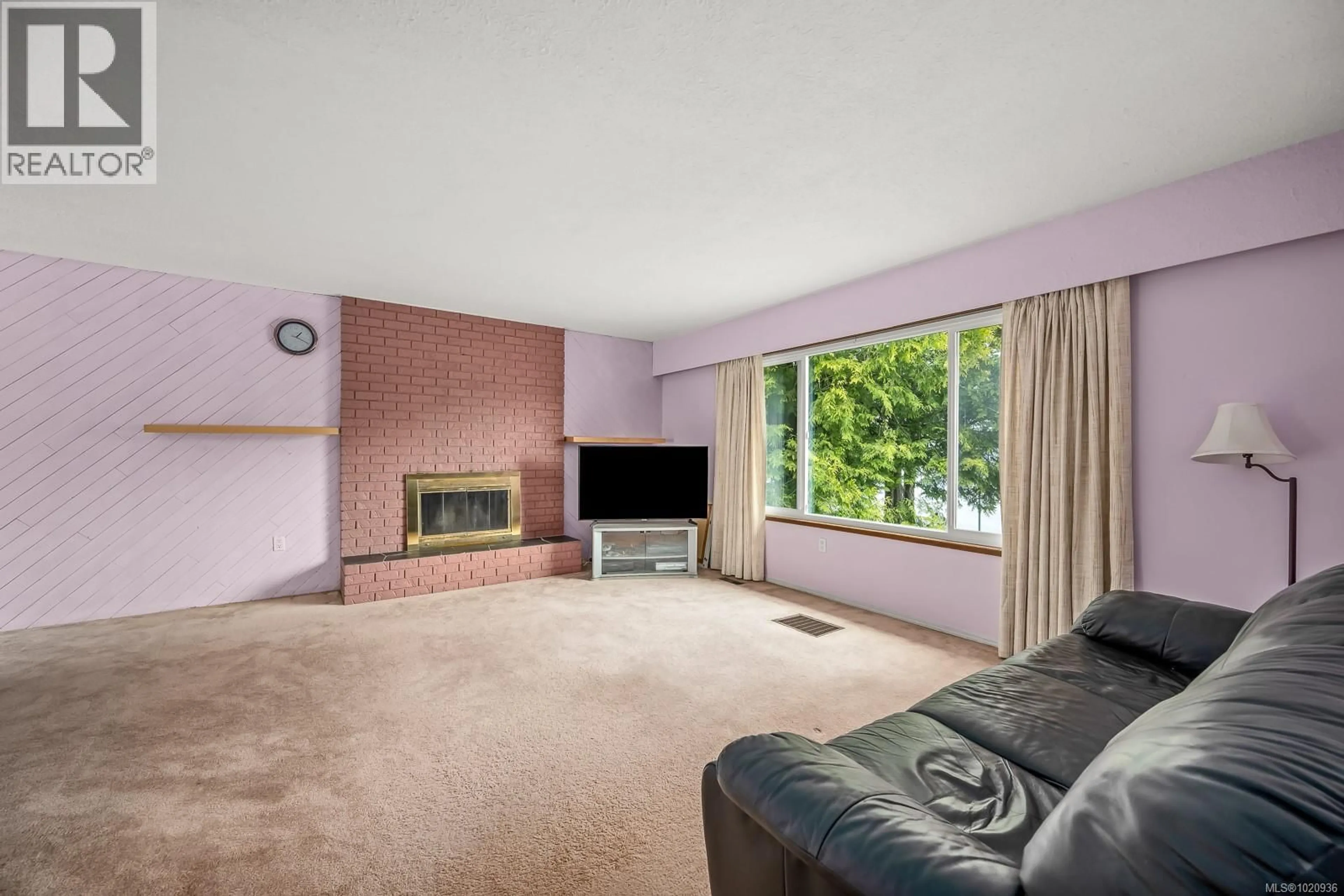 Living room with furniture, carpet floor for 1608 MCLAUCHLIN AVENUE, Courtenay British Columbia B9N3V8