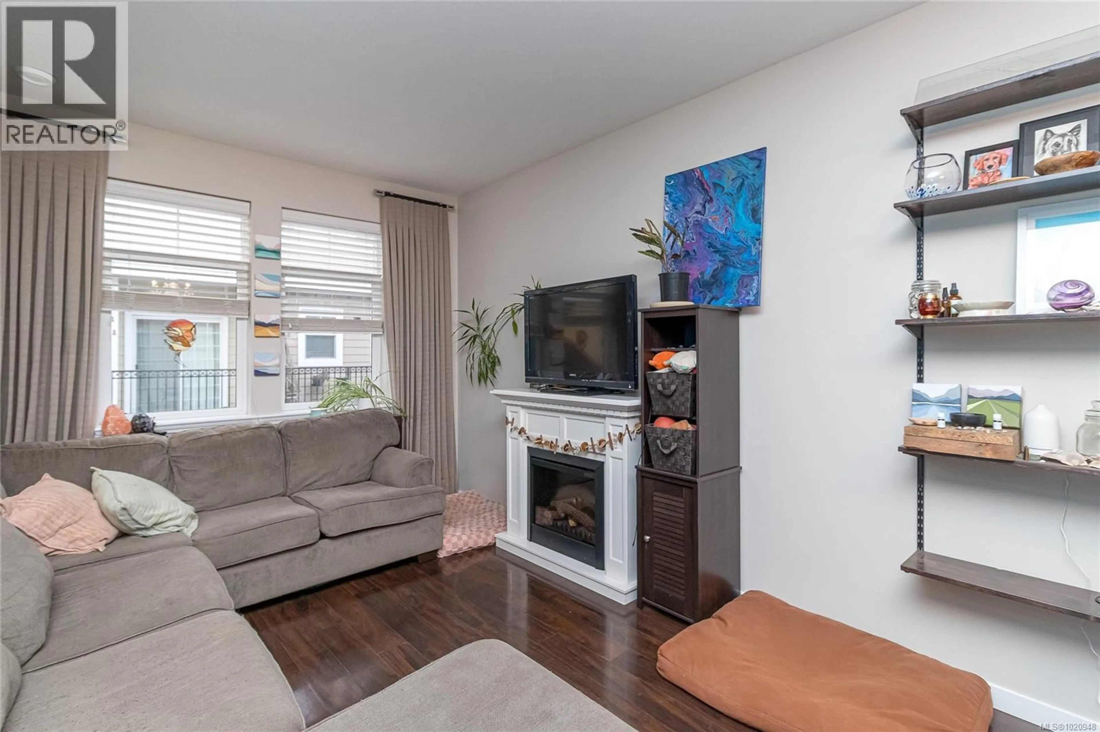Living room with furniture, wood/laminate floor for 111 - 50 MILL STREET, Nanaimo British Columbia V9R5A6