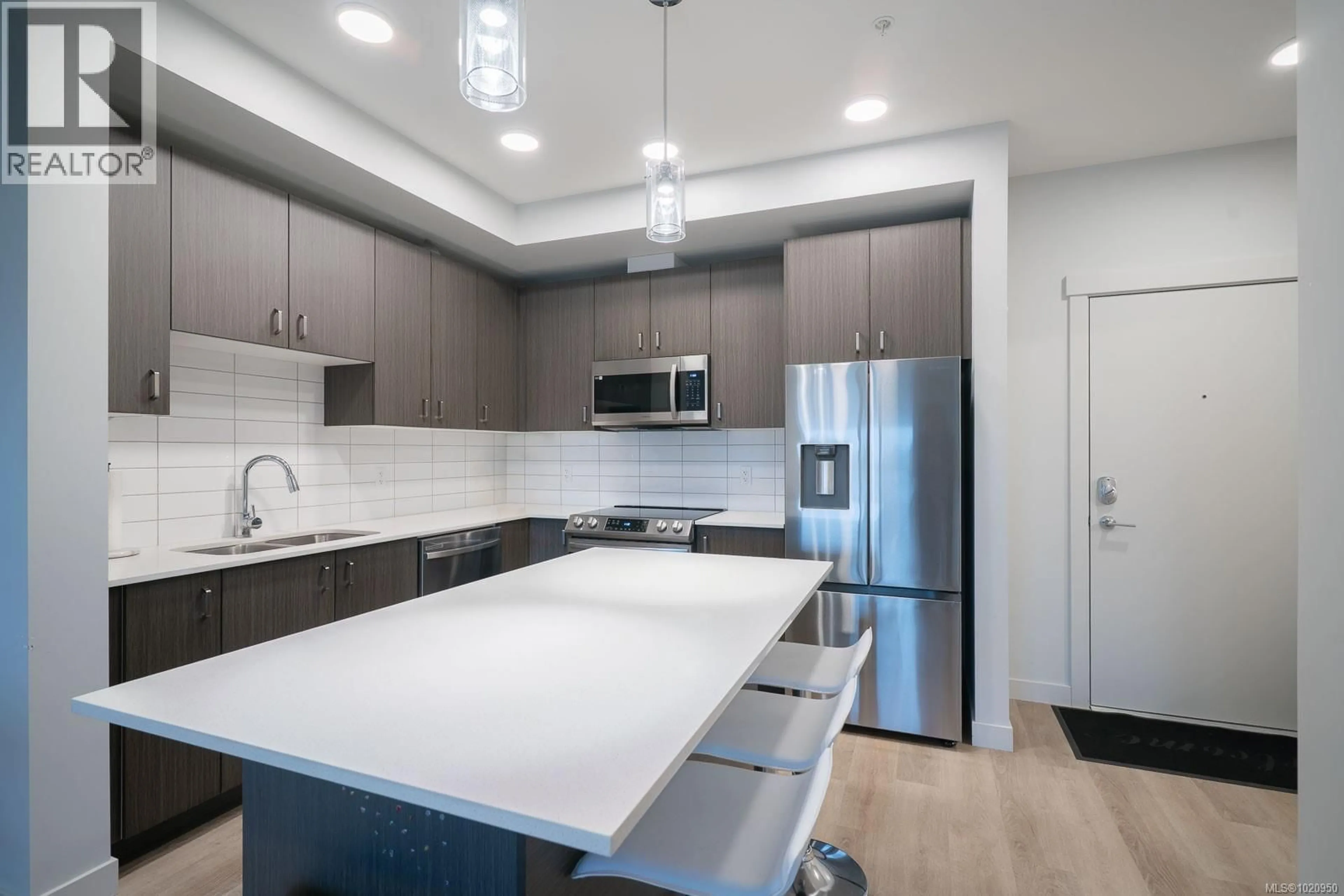 Open concept kitchen, ceramic/tile floor for 209 - 140 JENSEN AVENUE WEST, Parksville British Columbia V9P0H7