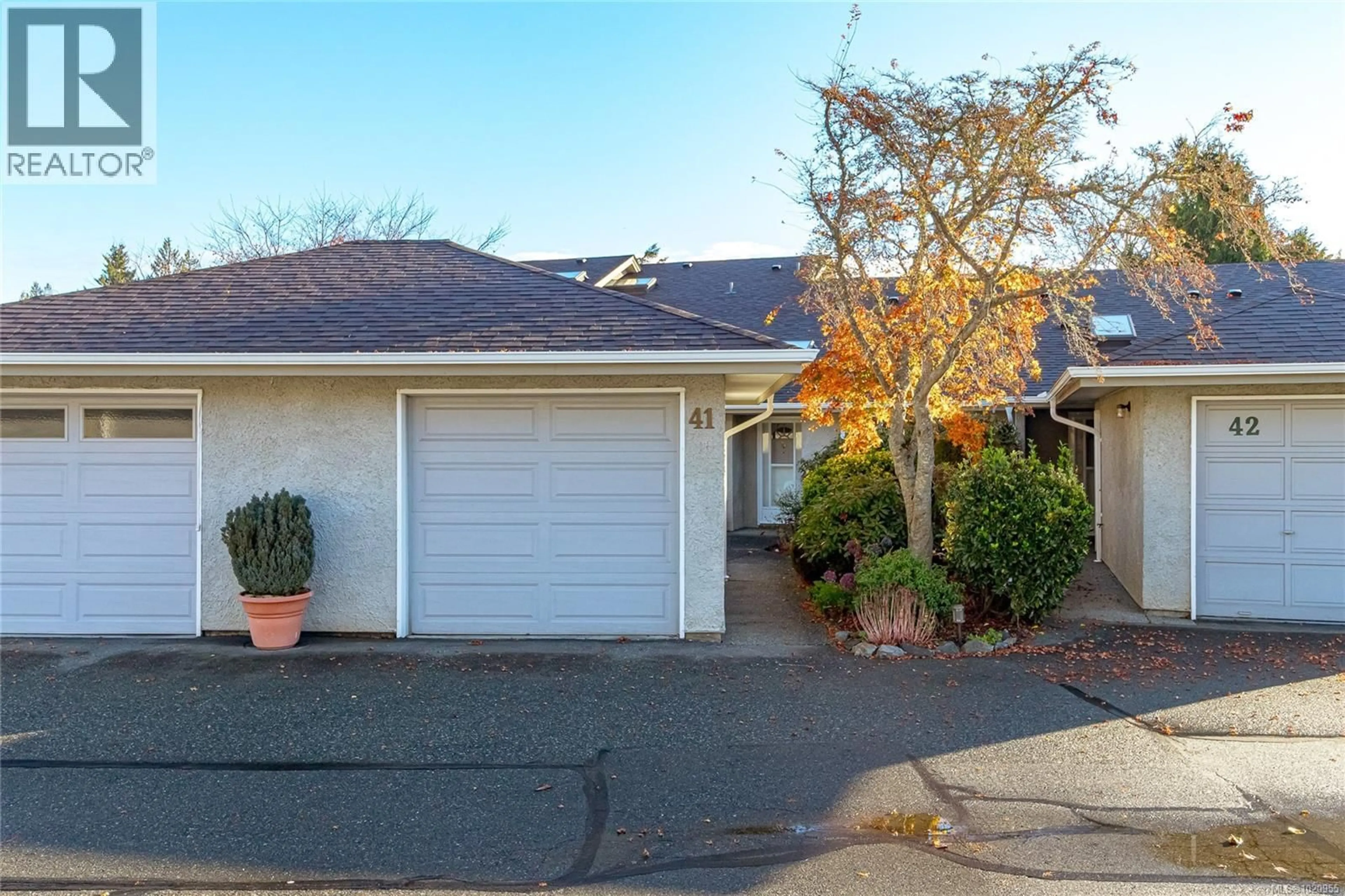 Home with vinyl exterior material, street for 41 - 2600 FERGUSON ROAD, Central Saanich British Columbia V8M2C1