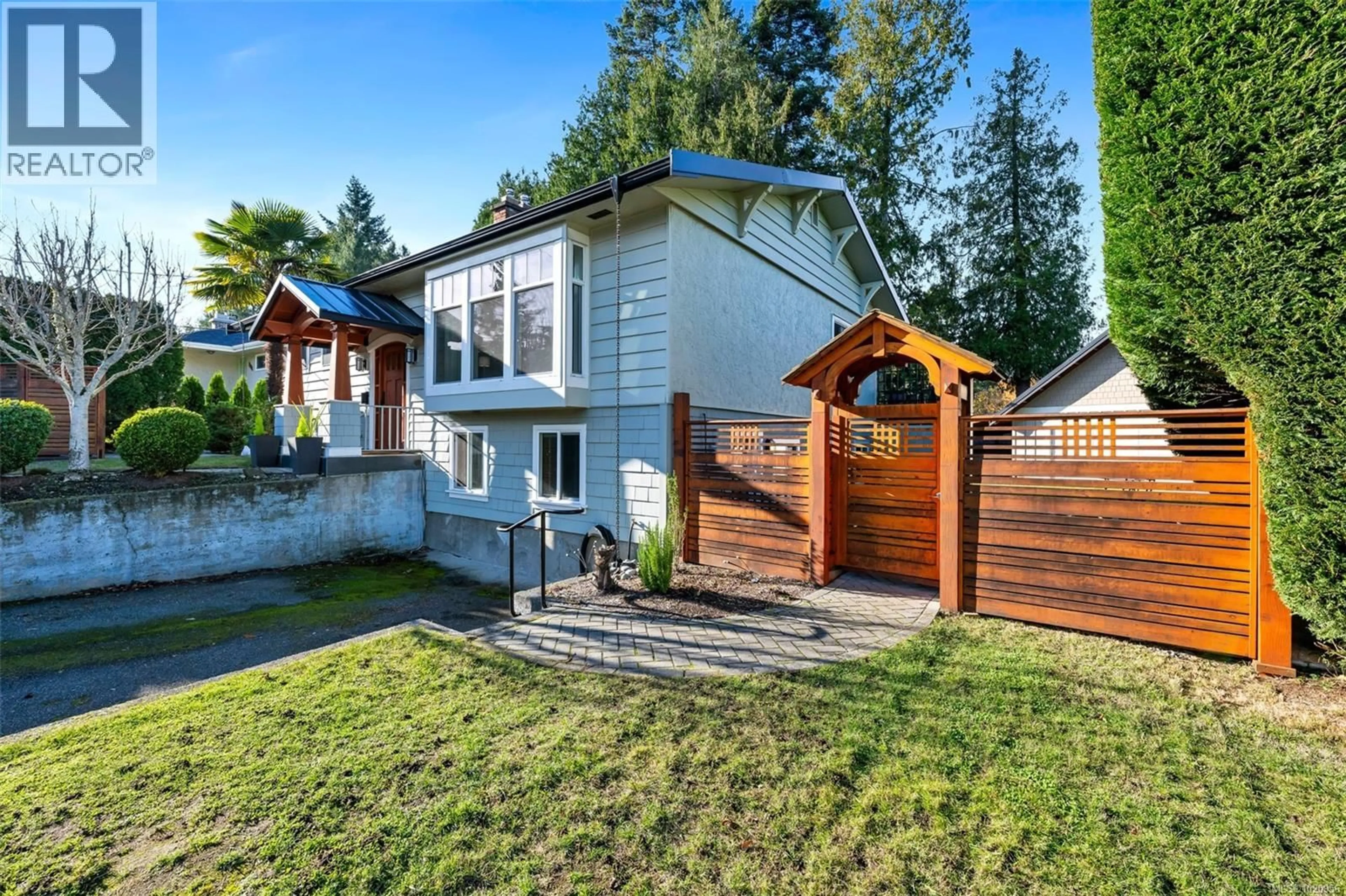 Home with vinyl exterior material, street for 4386 CHARTWELL DRIVE, Saanich British Columbia V8N2R3