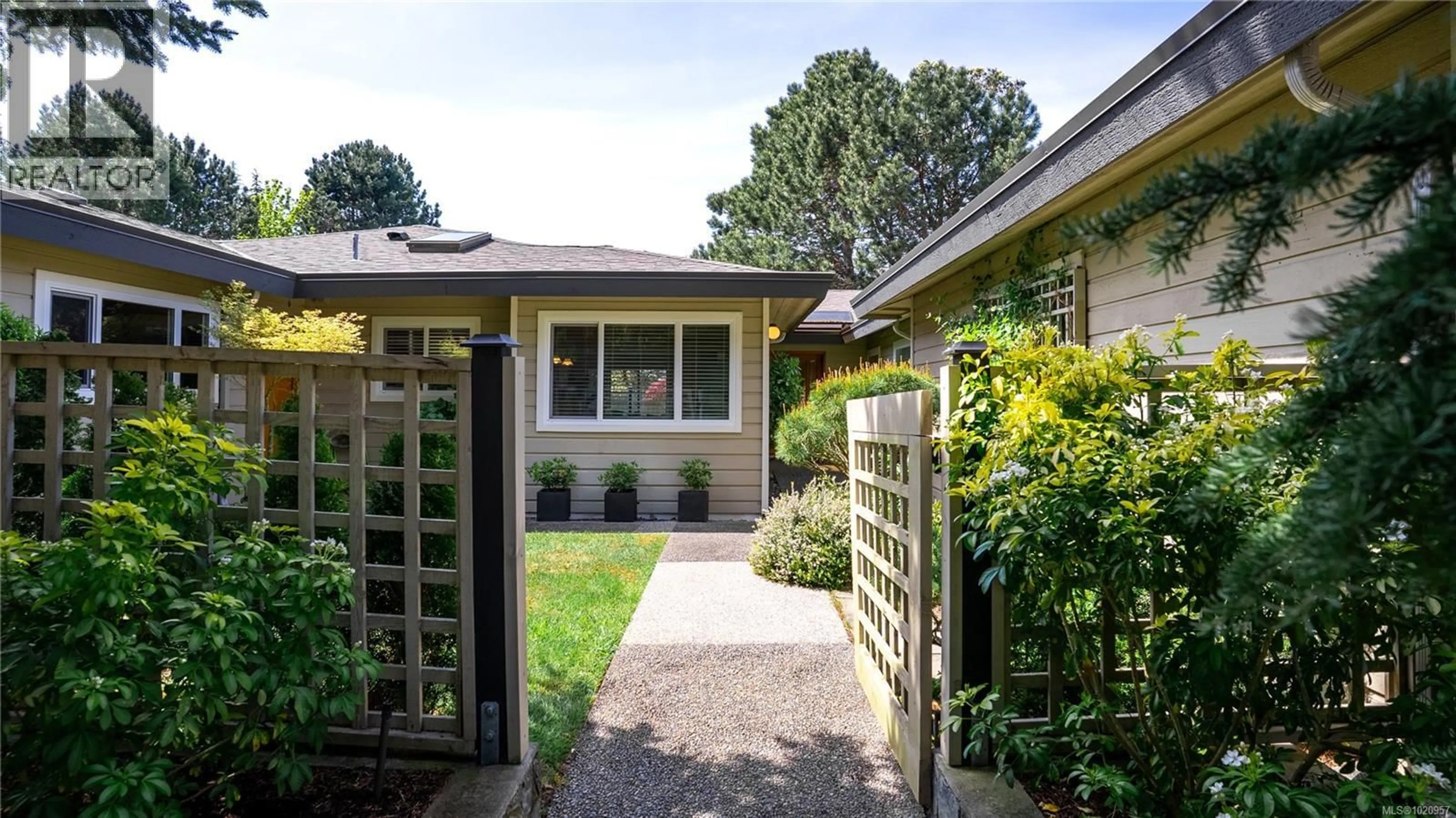 Patio, street for 917 - 2829 ARBUTUS ROAD, Saanich British Columbia V8N5X5