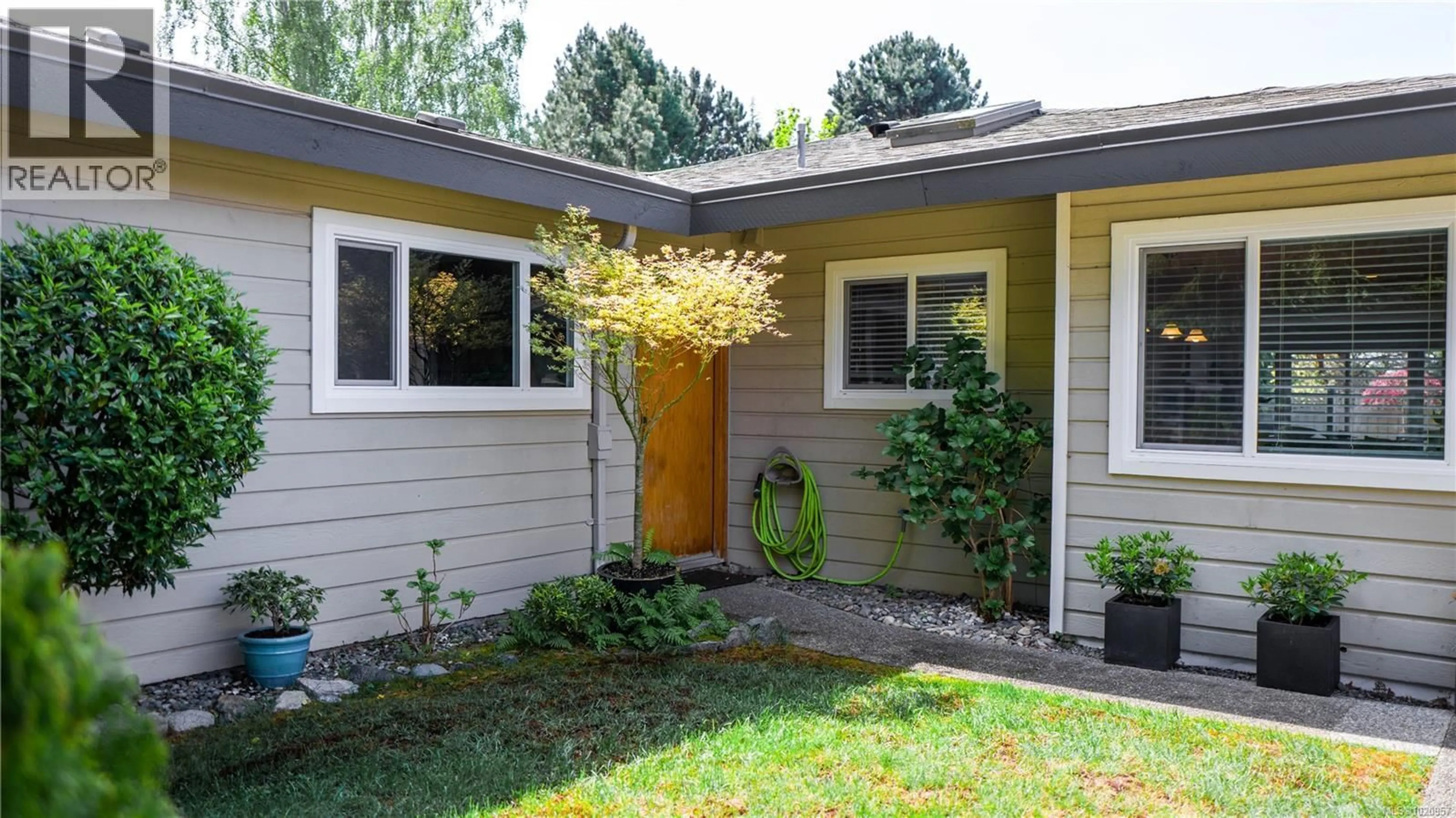 Home with vinyl exterior material, street for 917 - 2829 ARBUTUS ROAD, Saanich British Columbia V8N5X5