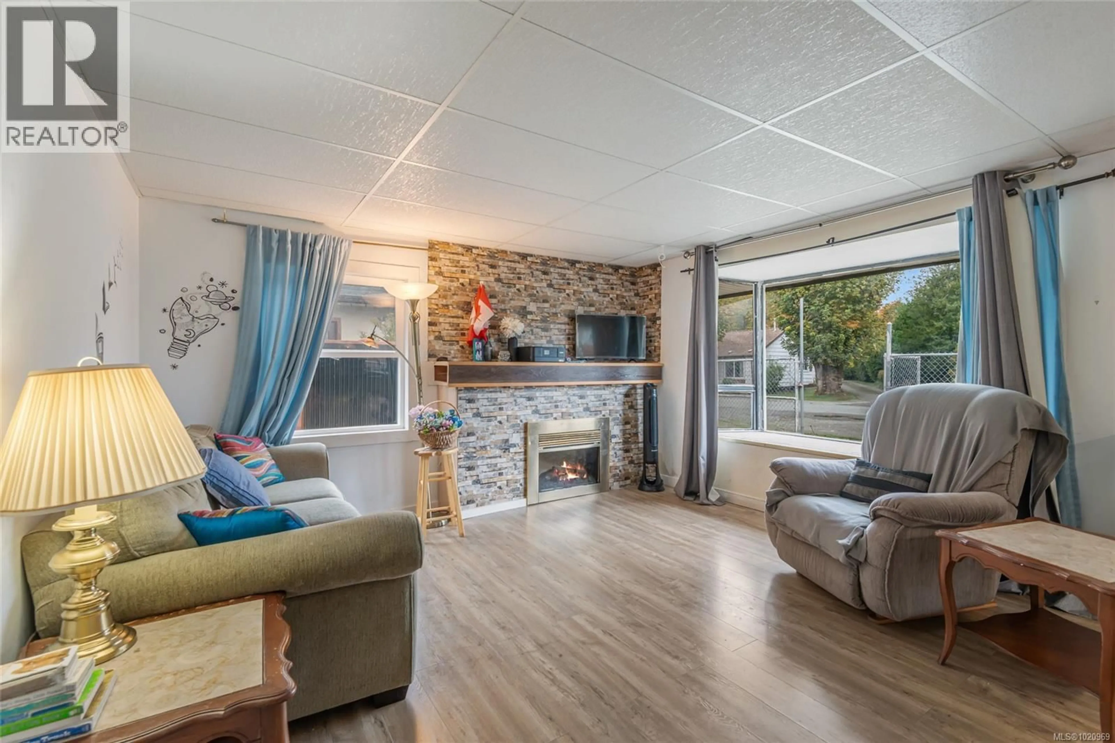 Living room with furniture, wood/laminate floor for 5932 BROWN ROAD, Port Alberni British Columbia V9Y7E8