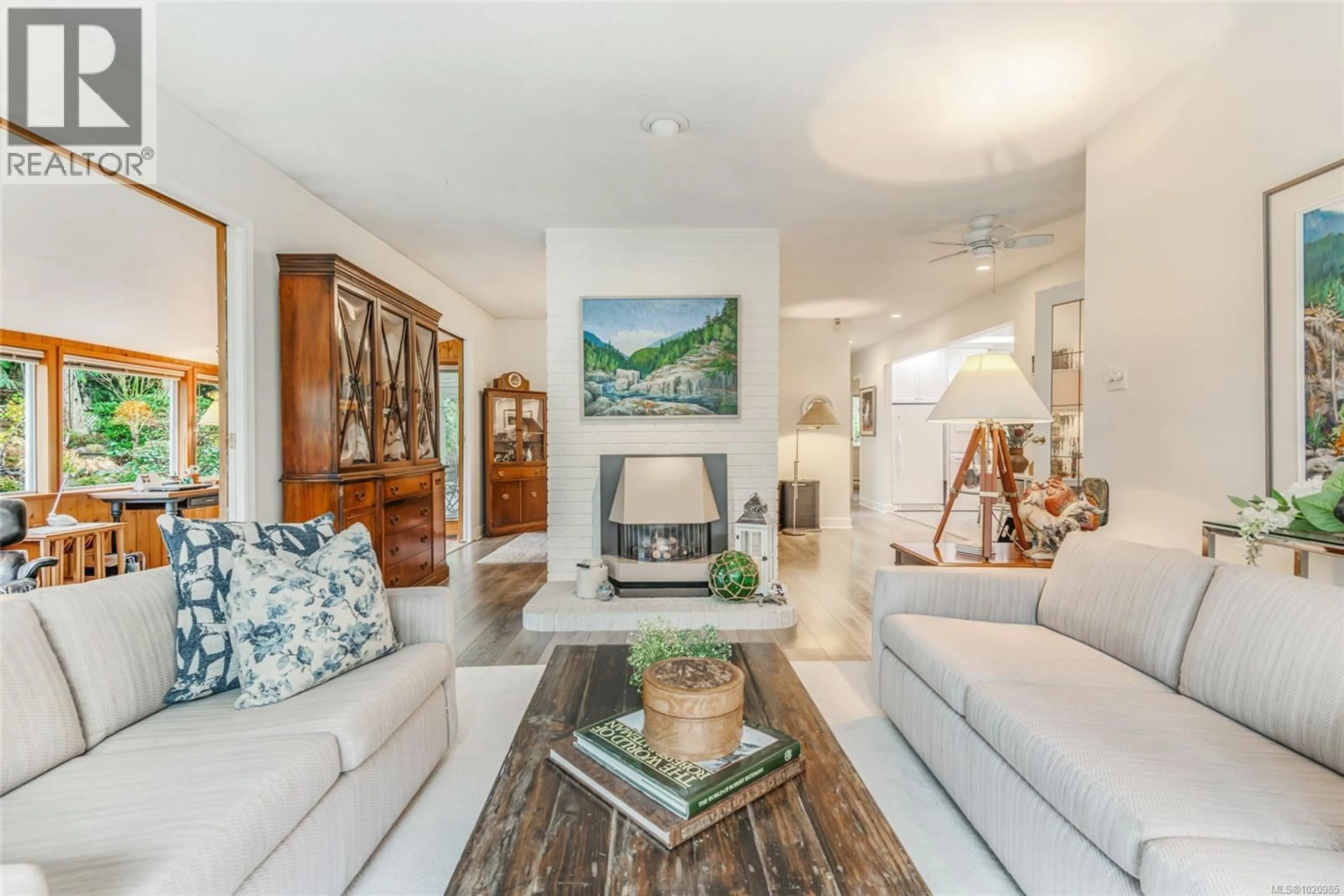 Living room with furniture, unknown for 637 PINE STREET, Qualicum Beach British Columbia V9K1J1