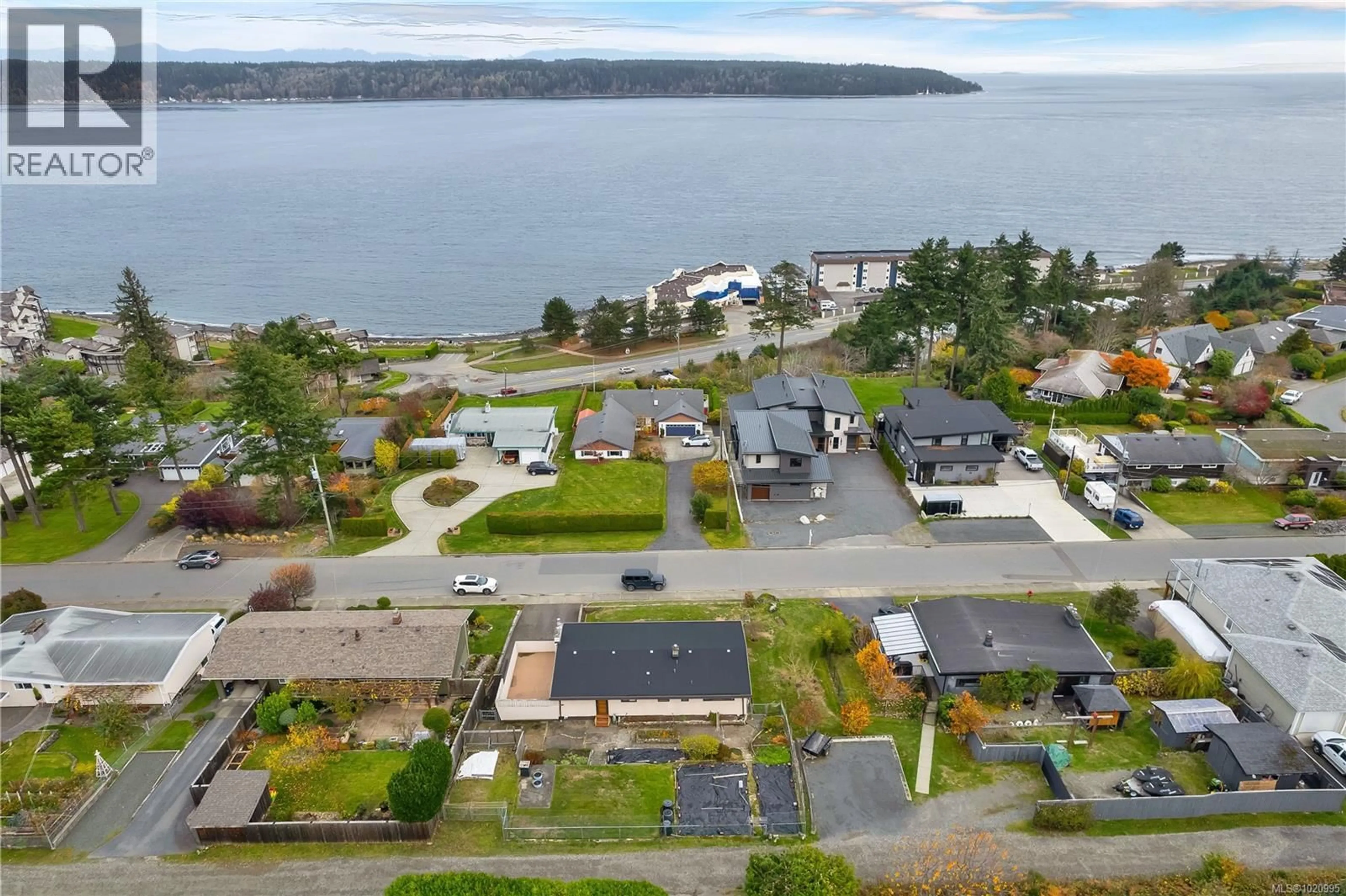 A pic from outside/outdoor area/front of a property/back of a property/a pic from drone, water/lake/river/ocean view for 76 MURPHY STREET SOUTH, Campbell River British Columbia V9W1Y4