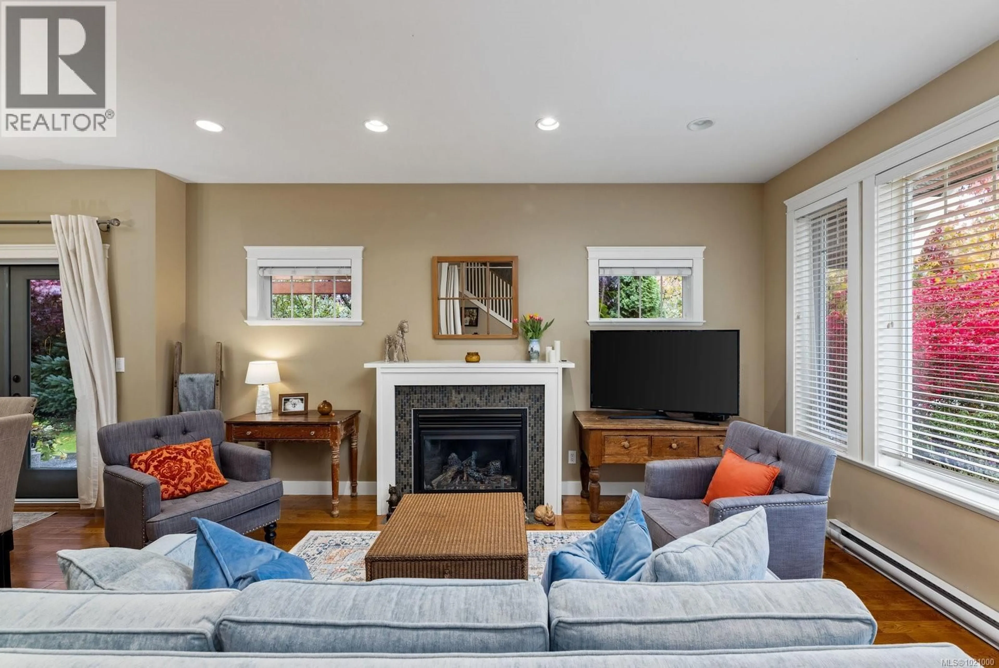 Living room with furniture, unknown for 2324 MALAVIEW AVENUE, Sidney British Columbia V8L2E8