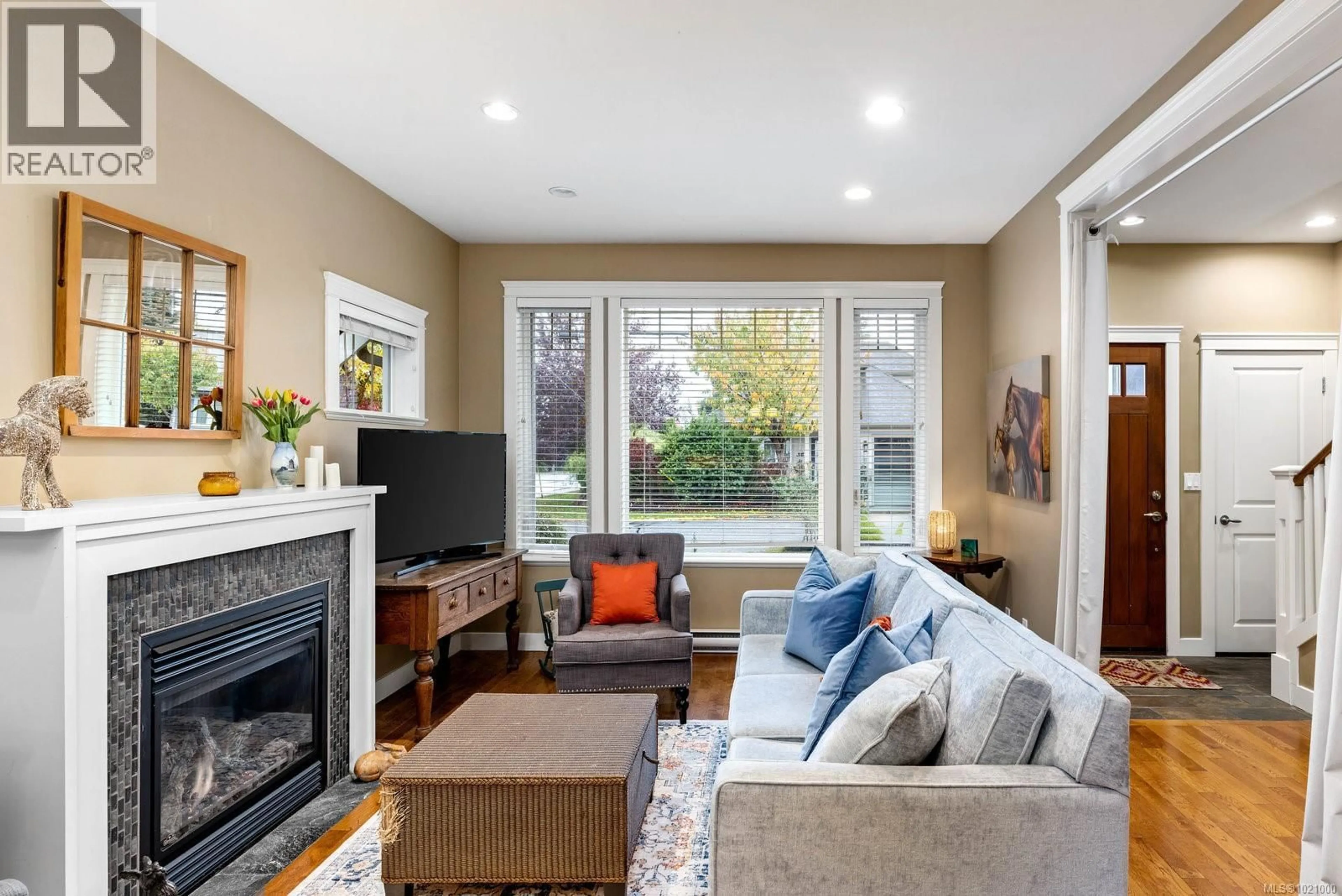 Living room with furniture, unknown for 2324 MALAVIEW AVENUE, Sidney British Columbia V8L2E8