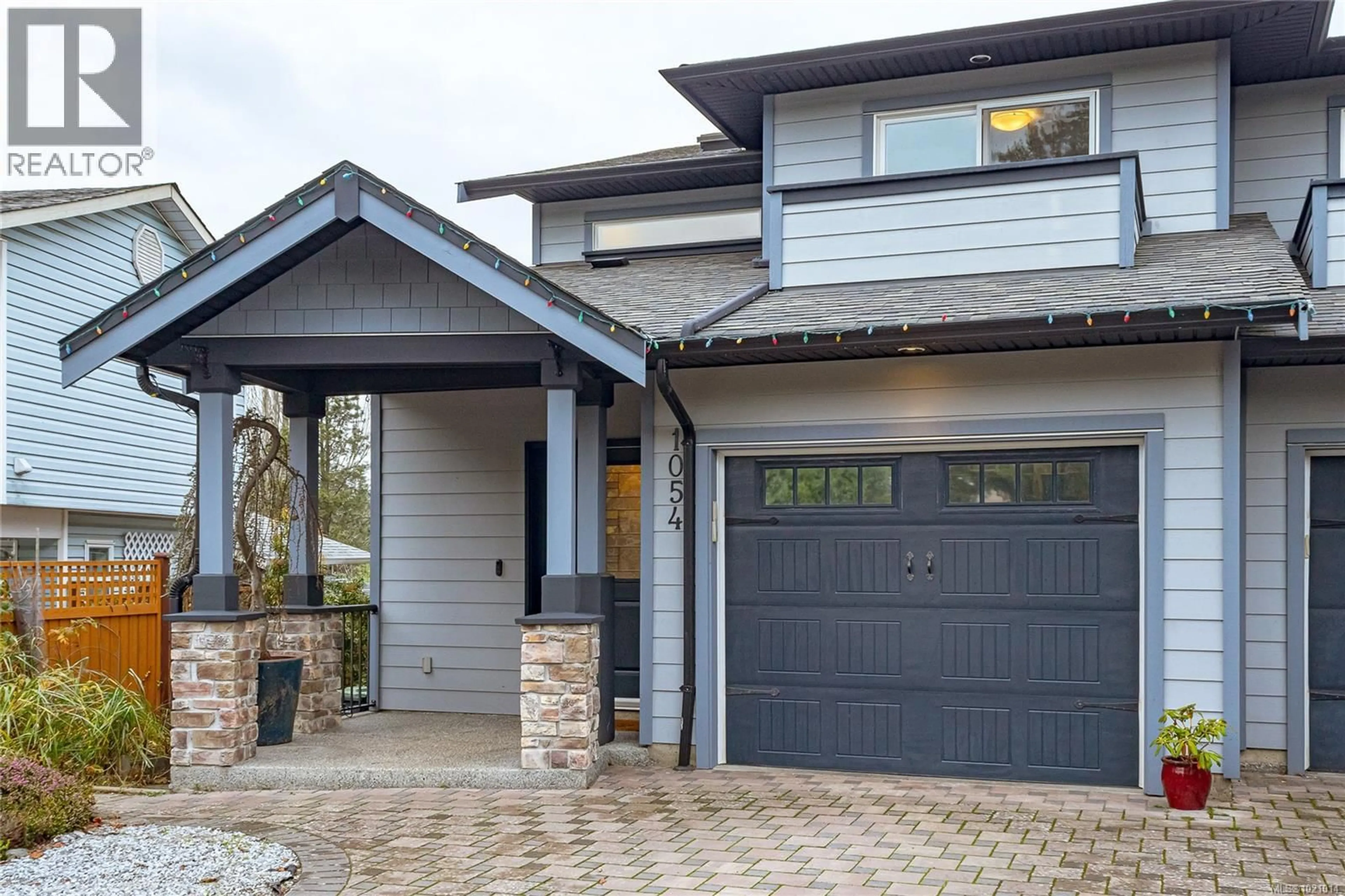 Home with vinyl exterior material, street for 1054 COLVILLE ROAD, Esquimalt British Columbia V9A4P7