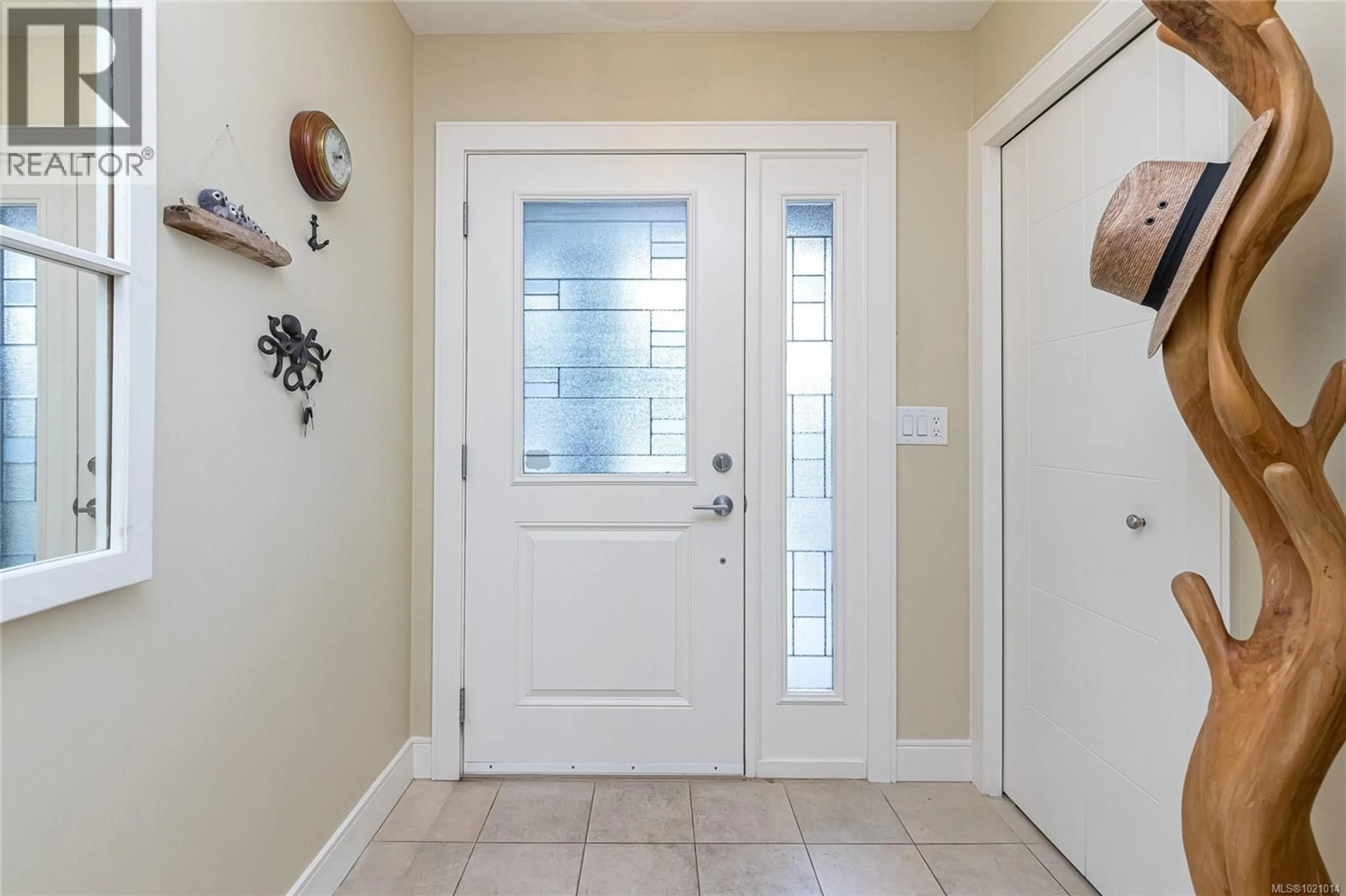 Indoor entryway for 1054 COLVILLE ROAD, Esquimalt British Columbia V9A4P7