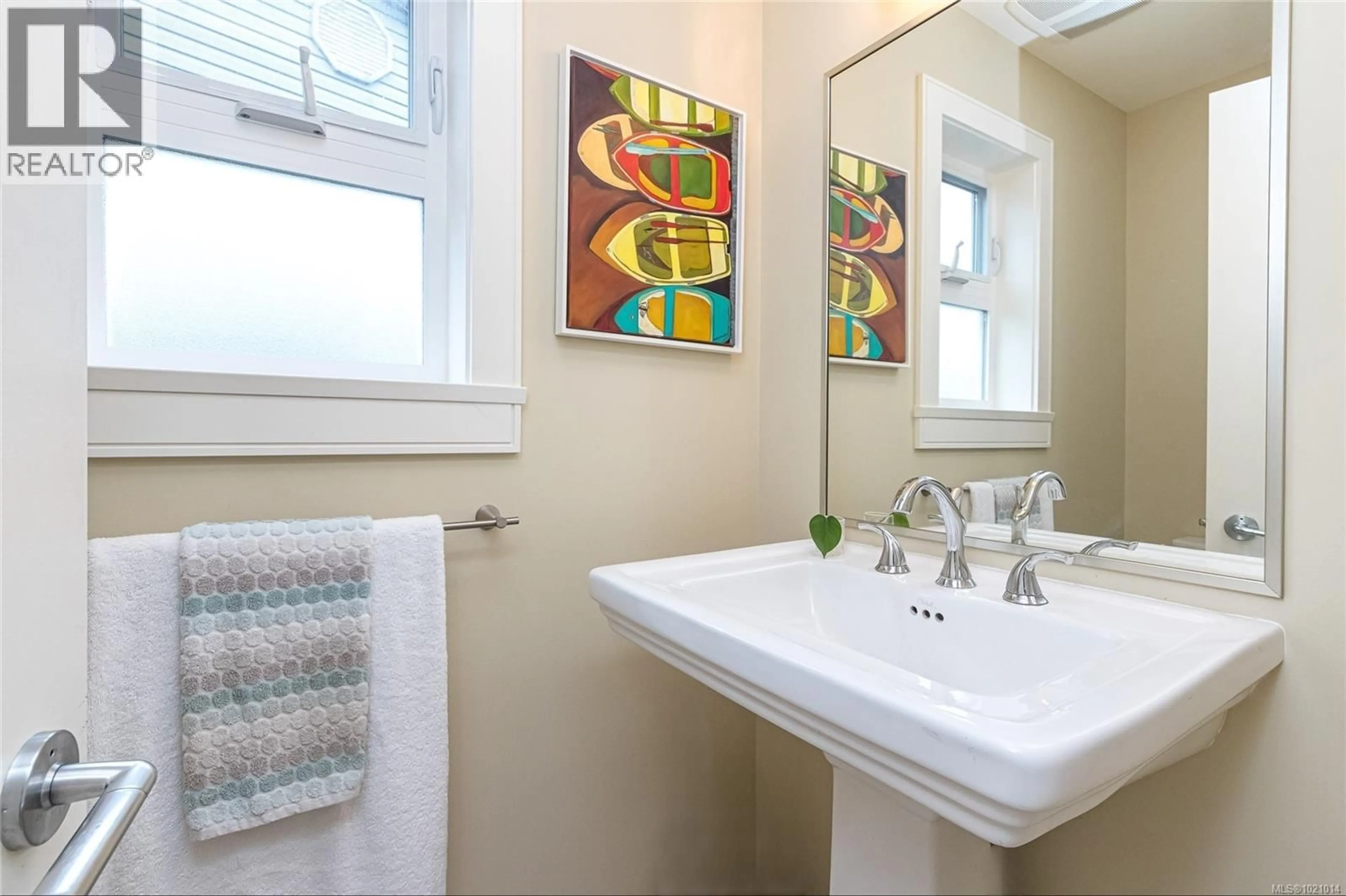 Standard bathroom, ceramic/tile floor for 1054 COLVILLE ROAD, Esquimalt British Columbia V9A4P7