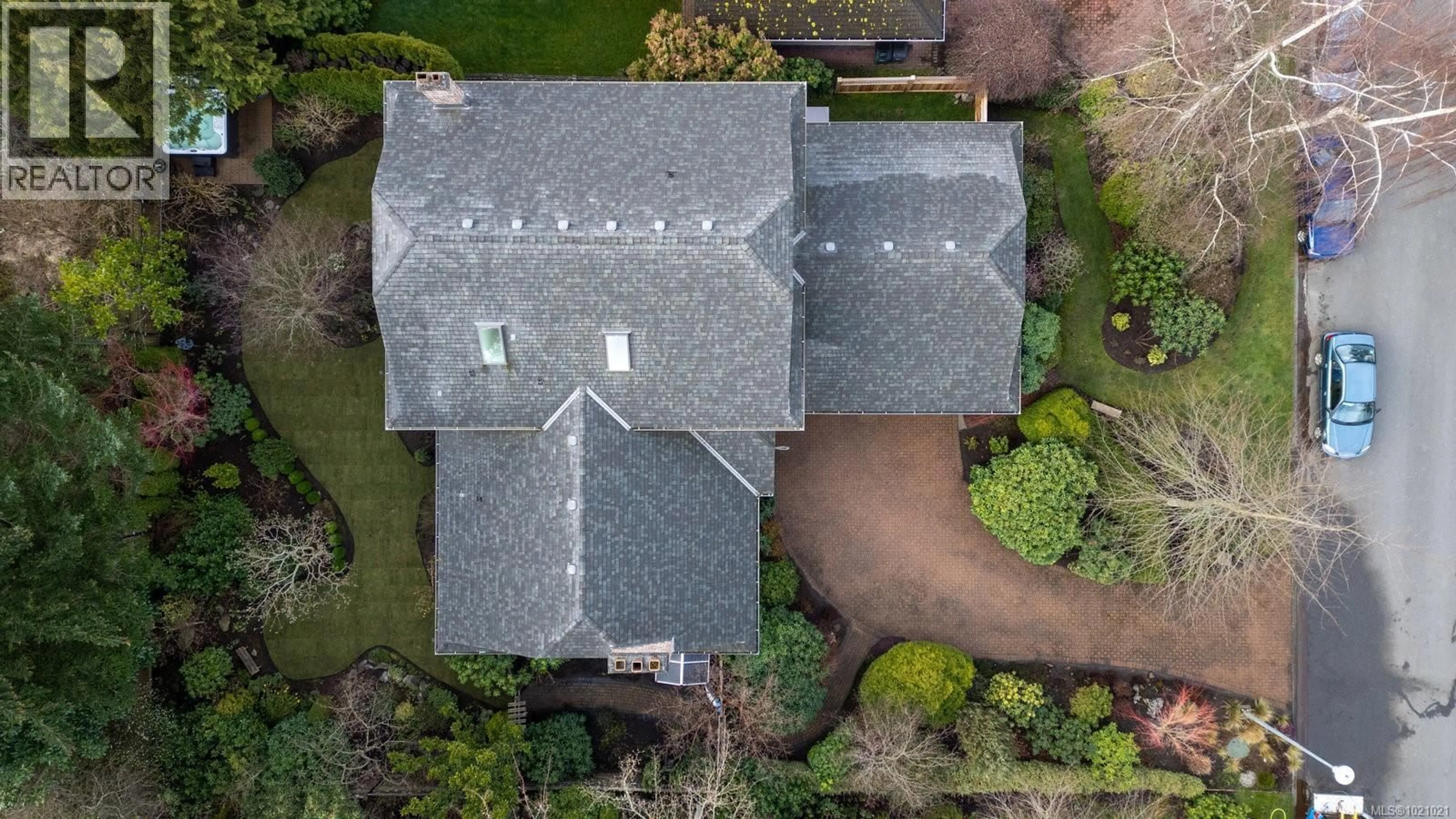 A pic from outside/outdoor area/front of a property/back of a property/a pic from drone, street for 3913 GIBSON COURT, Saanich British Columbia V8N6E2