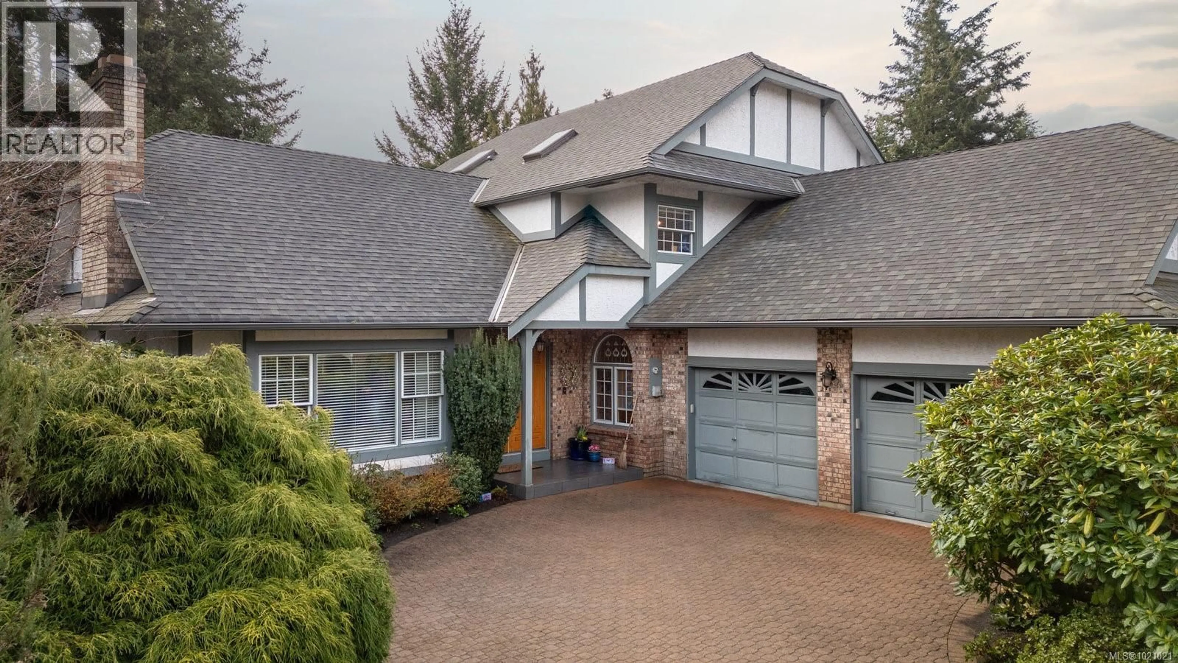 Home with brick exterior material, street for 3913 GIBSON COURT, Saanich British Columbia V8N6E2