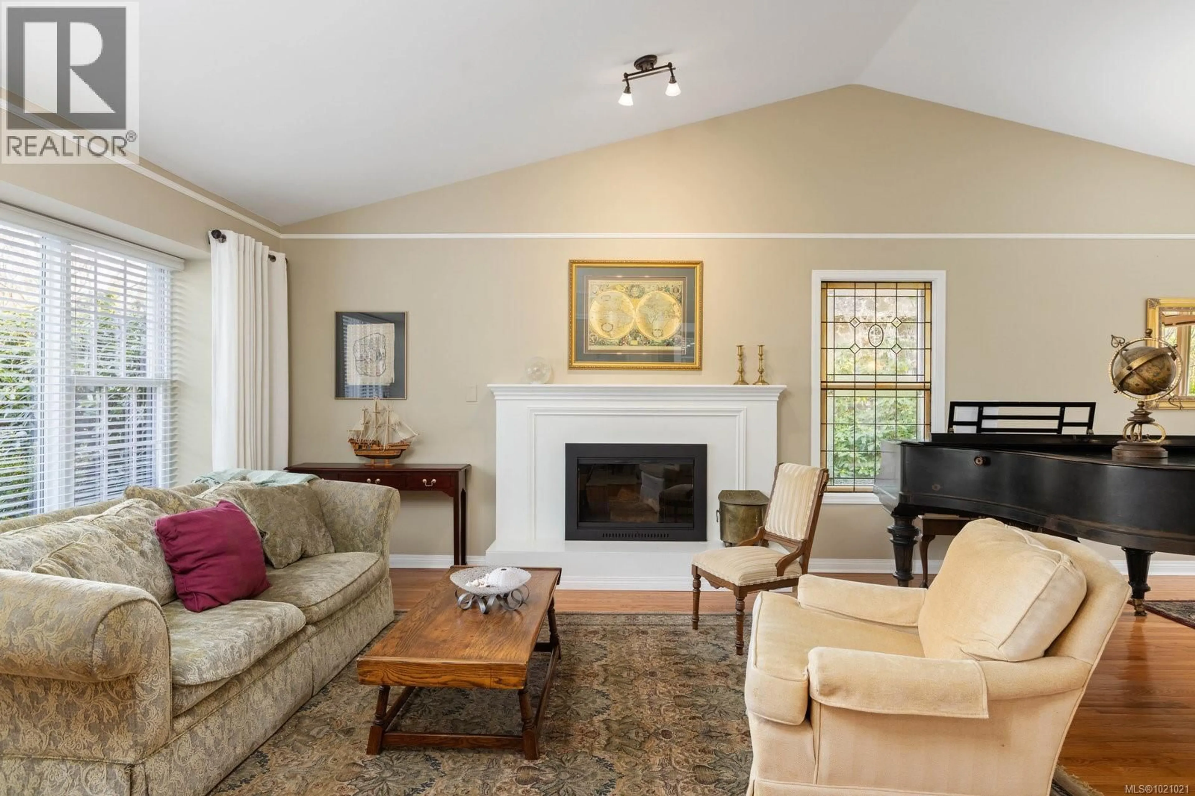 Living room with furniture, unknown for 3913 GIBSON COURT, Saanich British Columbia V8N6E2