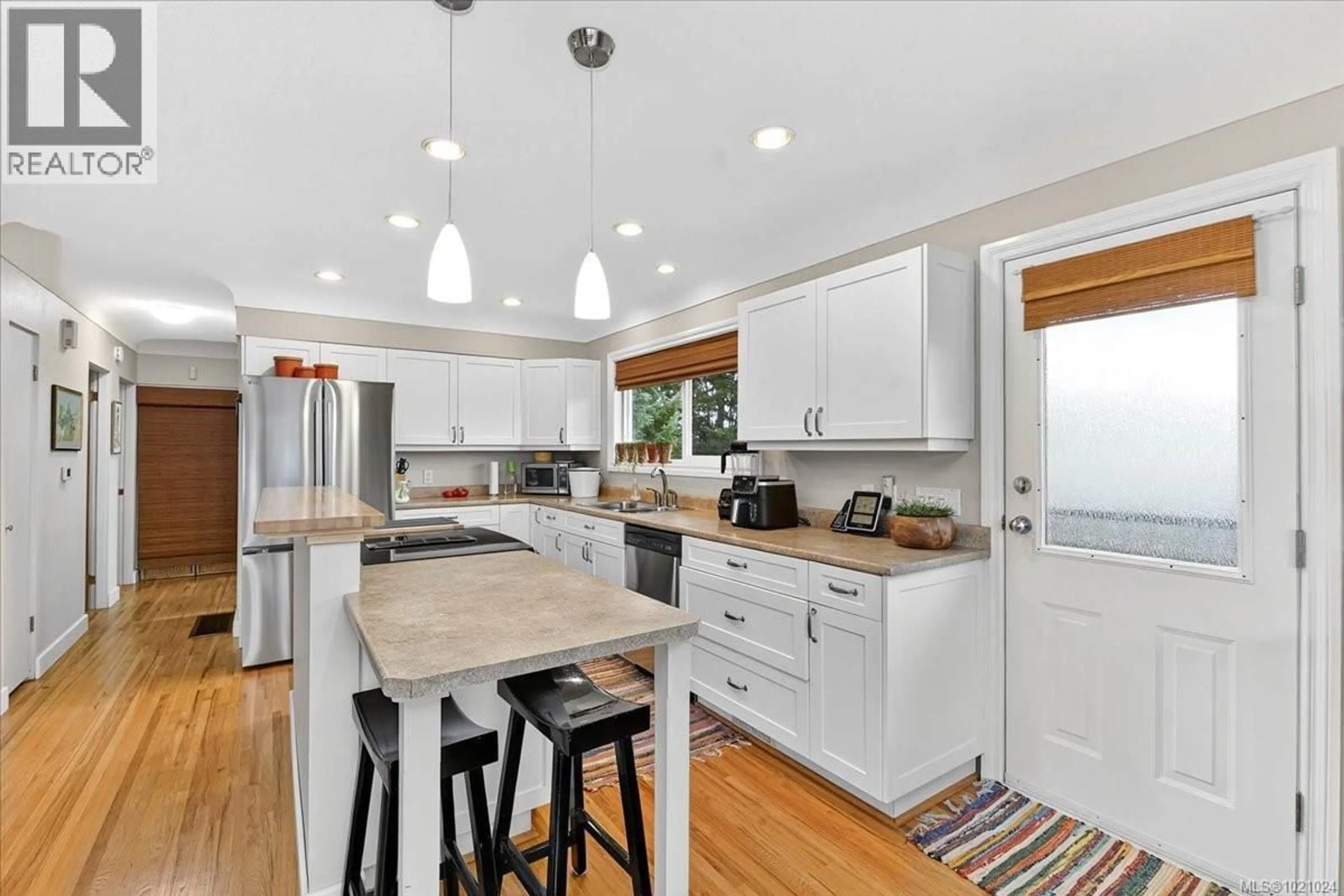 Open concept kitchen, wood/laminate floor for 3968 3RD AVENUE, Port Alberni British Columbia V9Y6G2