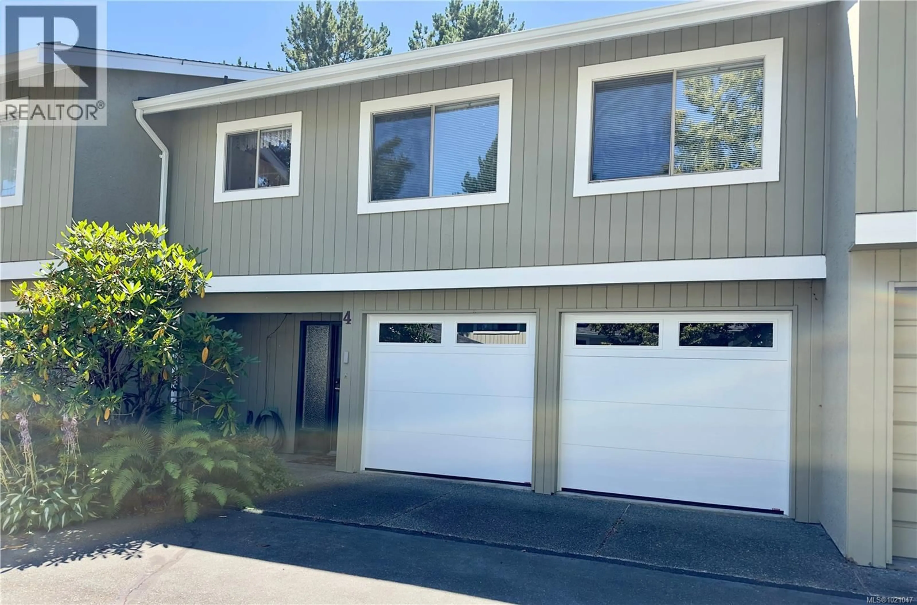 Home with vinyl exterior material, street for 4 - 2020 WHITE BIRCH ROAD, Sidney British Columbia V8L2R1