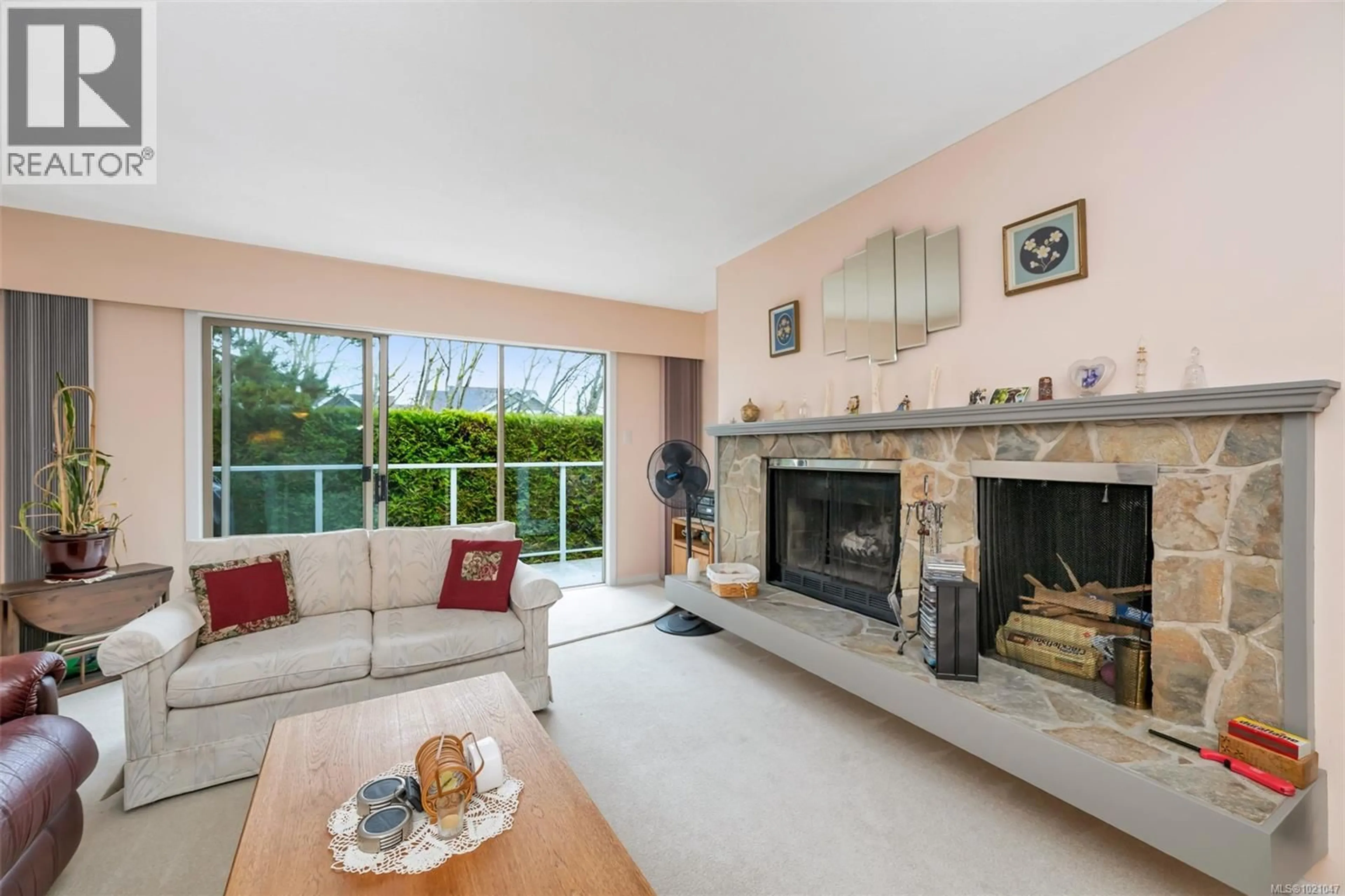 Living room with furniture, ceramic/tile floor for 4 - 2020 WHITE BIRCH ROAD, Sidney British Columbia V8L2R1