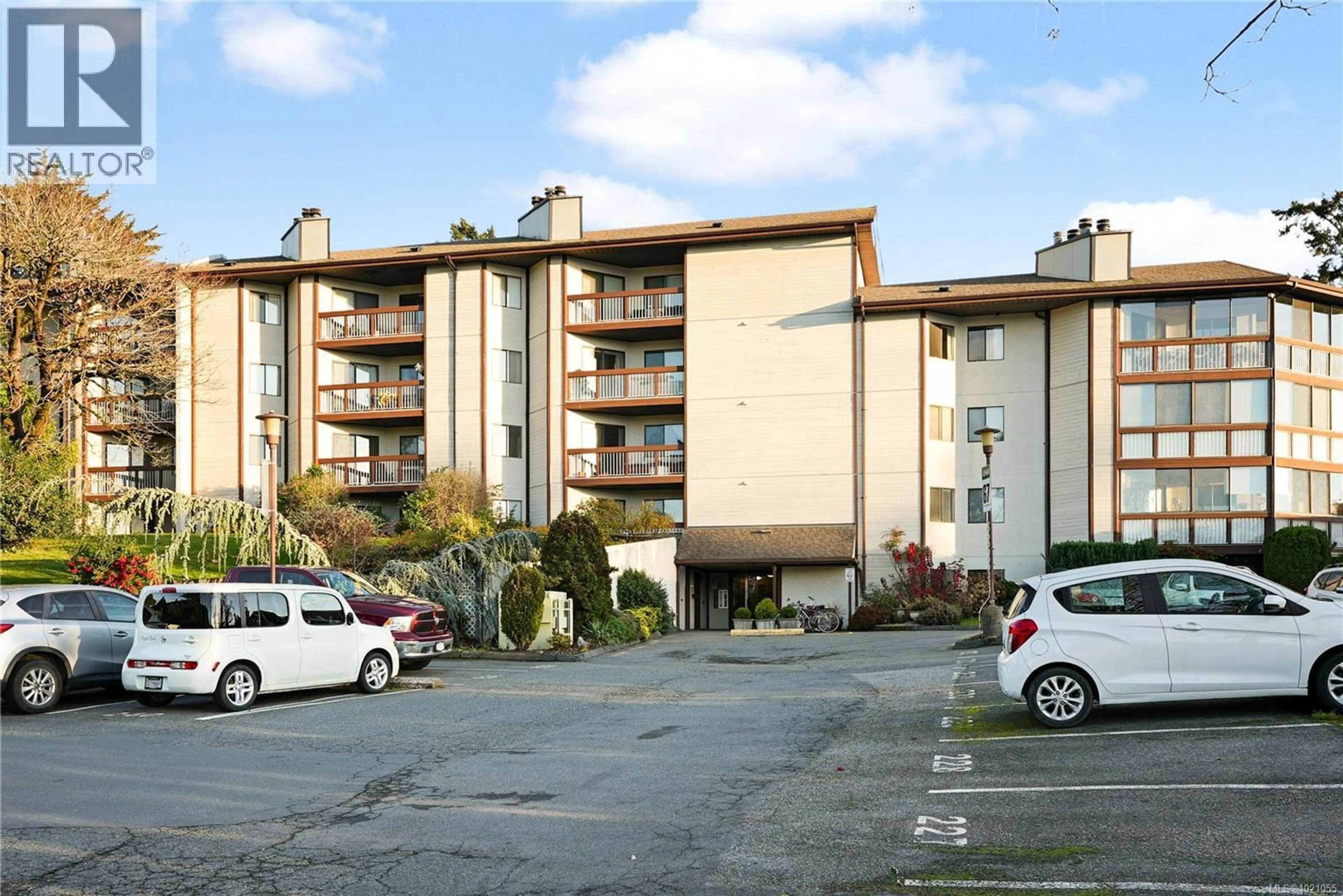 Patio, building for 504 - 69 GORGE ROAD WEST, Saanich British Columbia V9A1L9