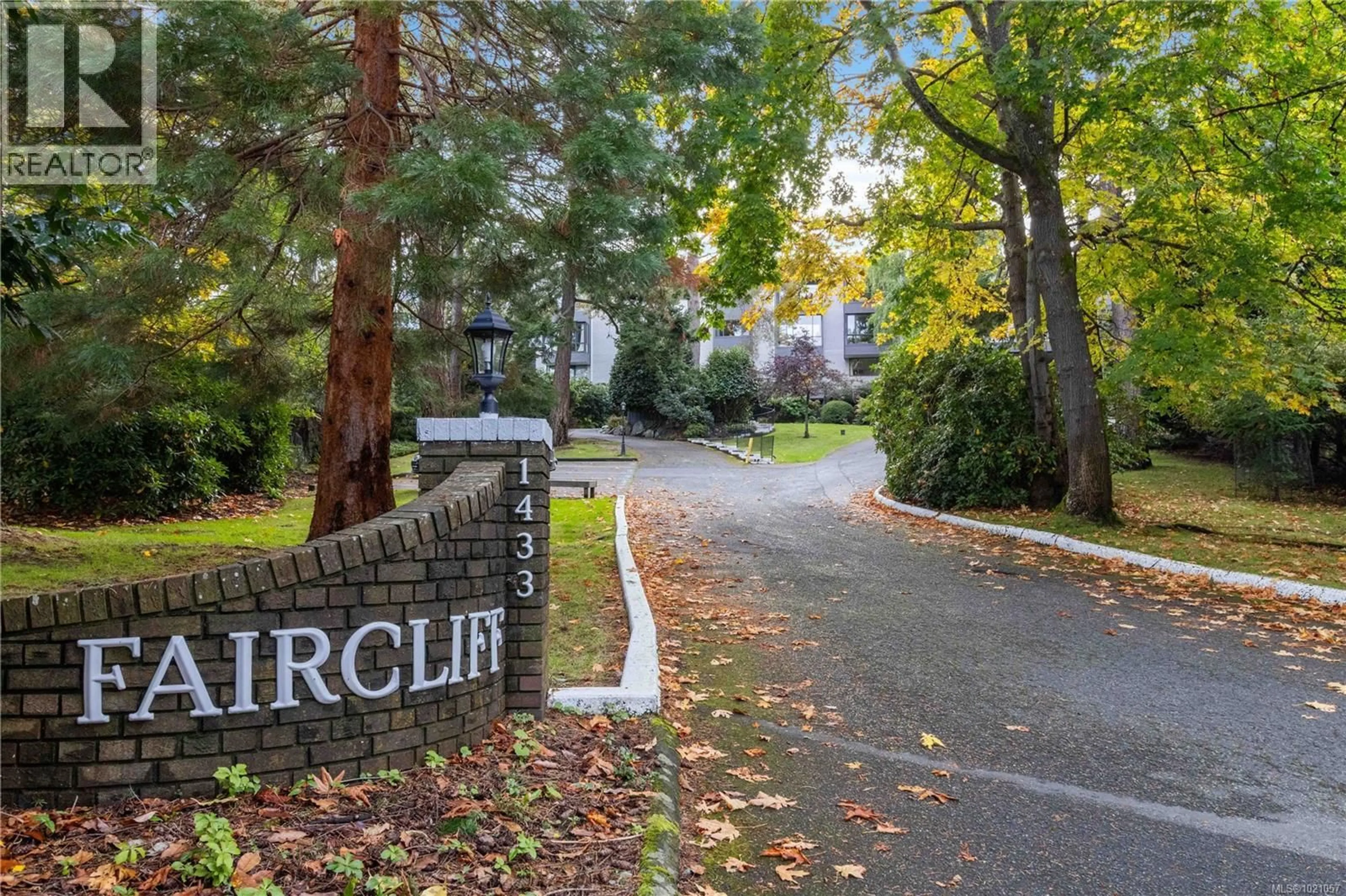 Unknown for 410 - 1433 FAIRCLIFF LANE, Victoria British Columbia V8S3J6