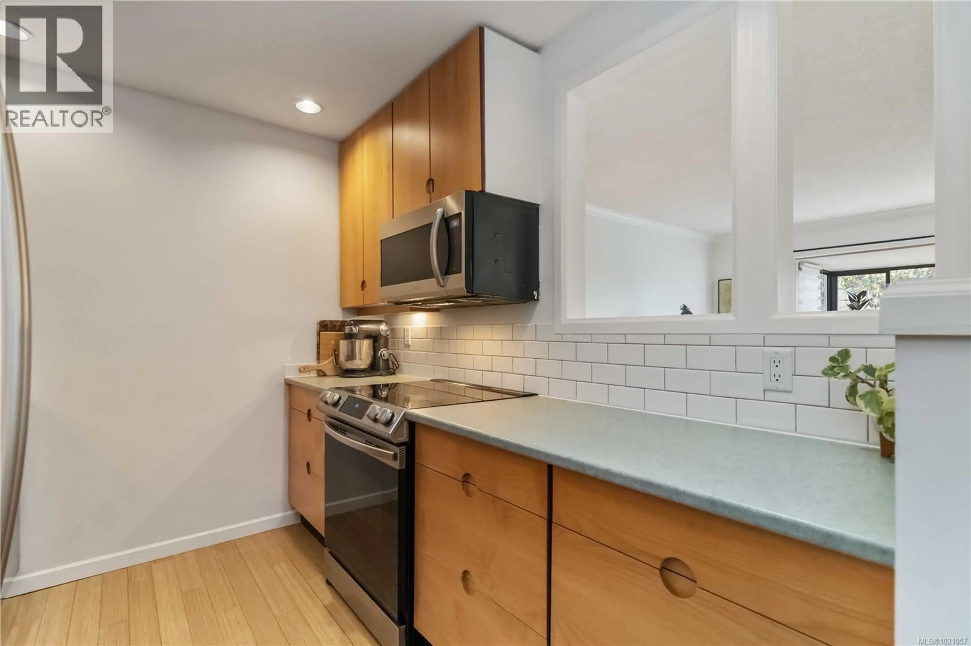 Standard kitchen, unknown for 410 - 1433 FAIRCLIFF LANE, Victoria British Columbia V8S3J6