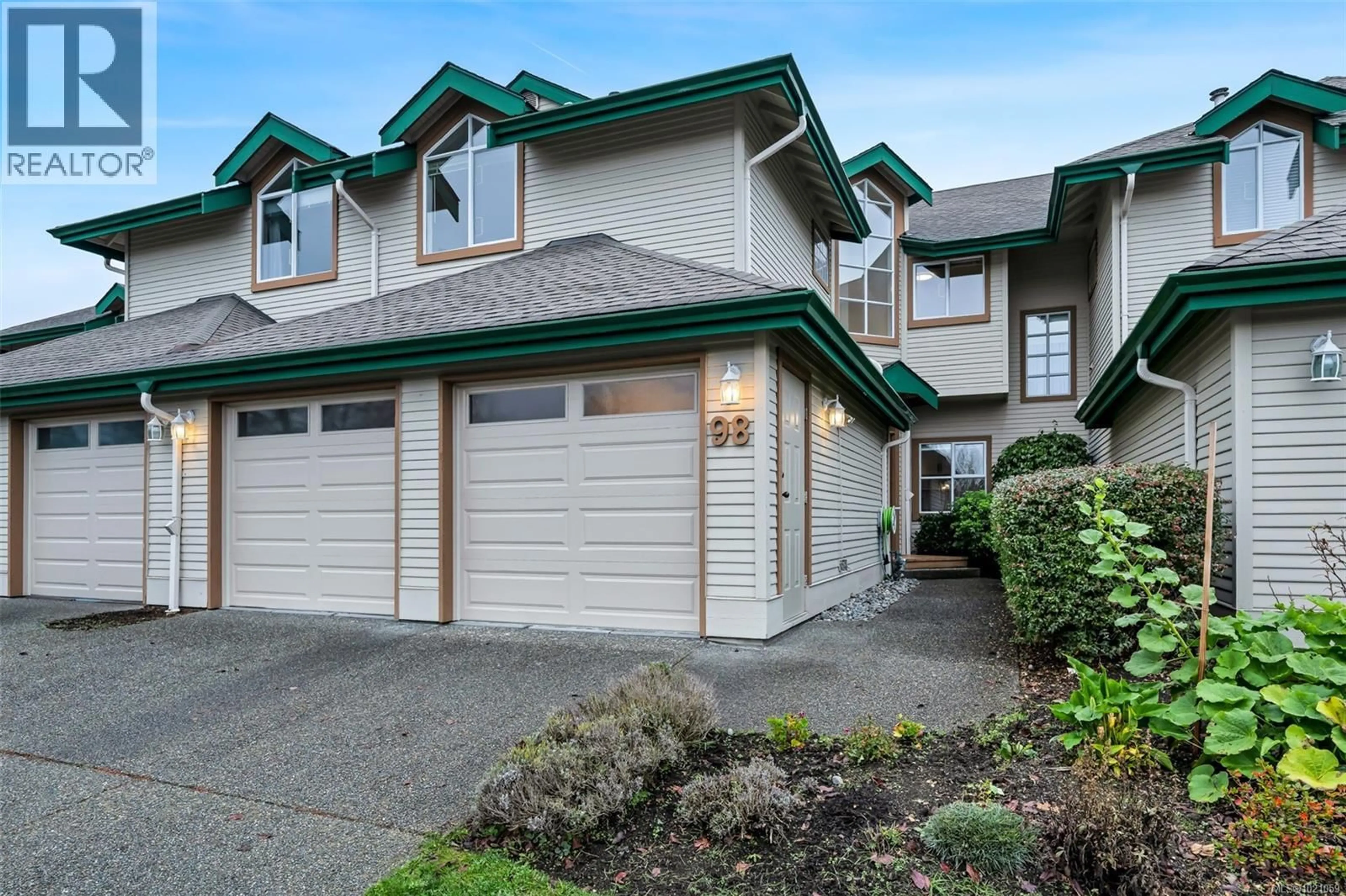 Home with vinyl exterior material, street for 98 - 530 MARSETT PLACE, Saanich British Columbia V8Z7J2