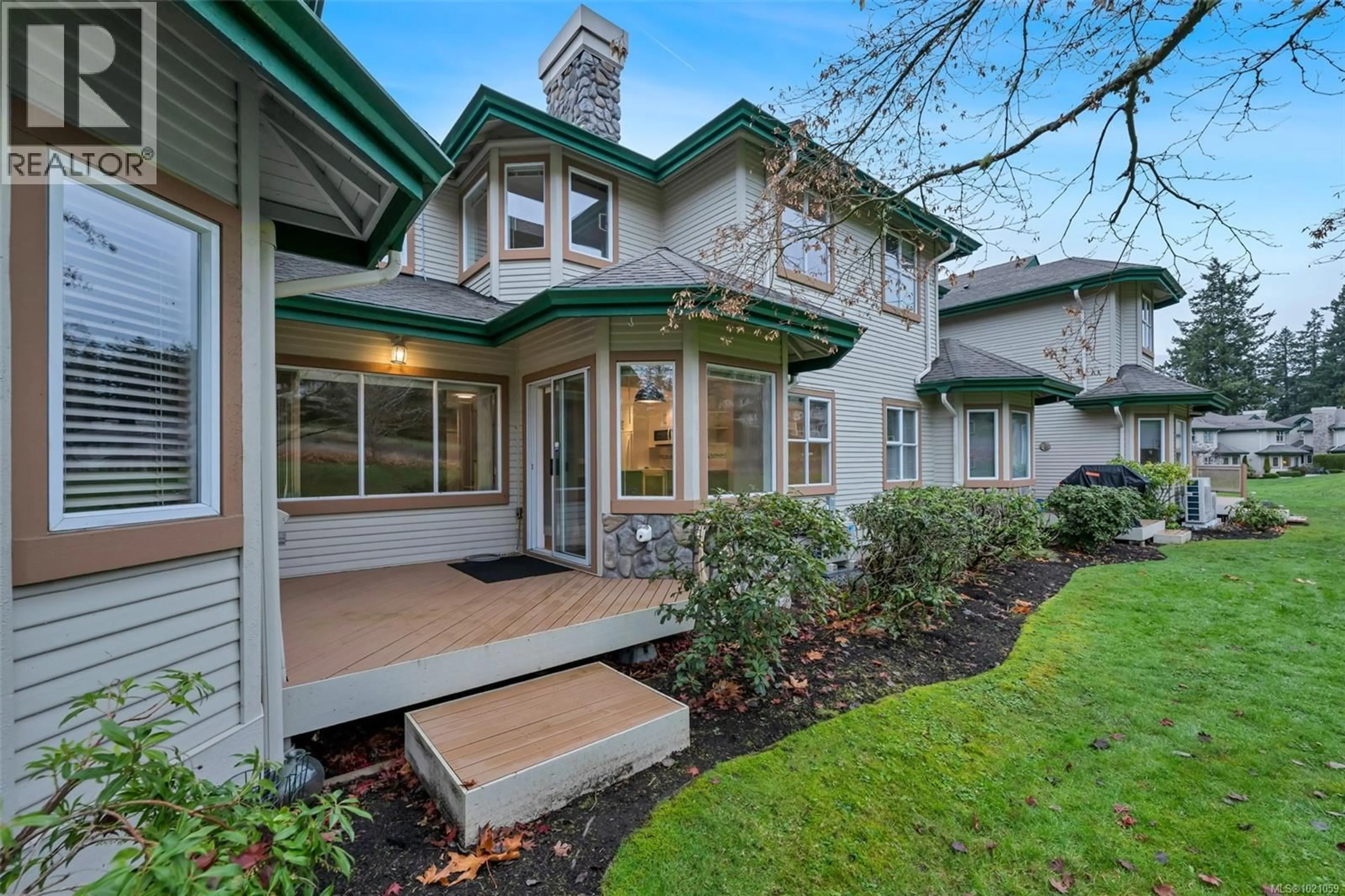 Home with vinyl exterior material, street for 98 - 530 MARSETT PLACE, Saanich British Columbia V8Z7J2